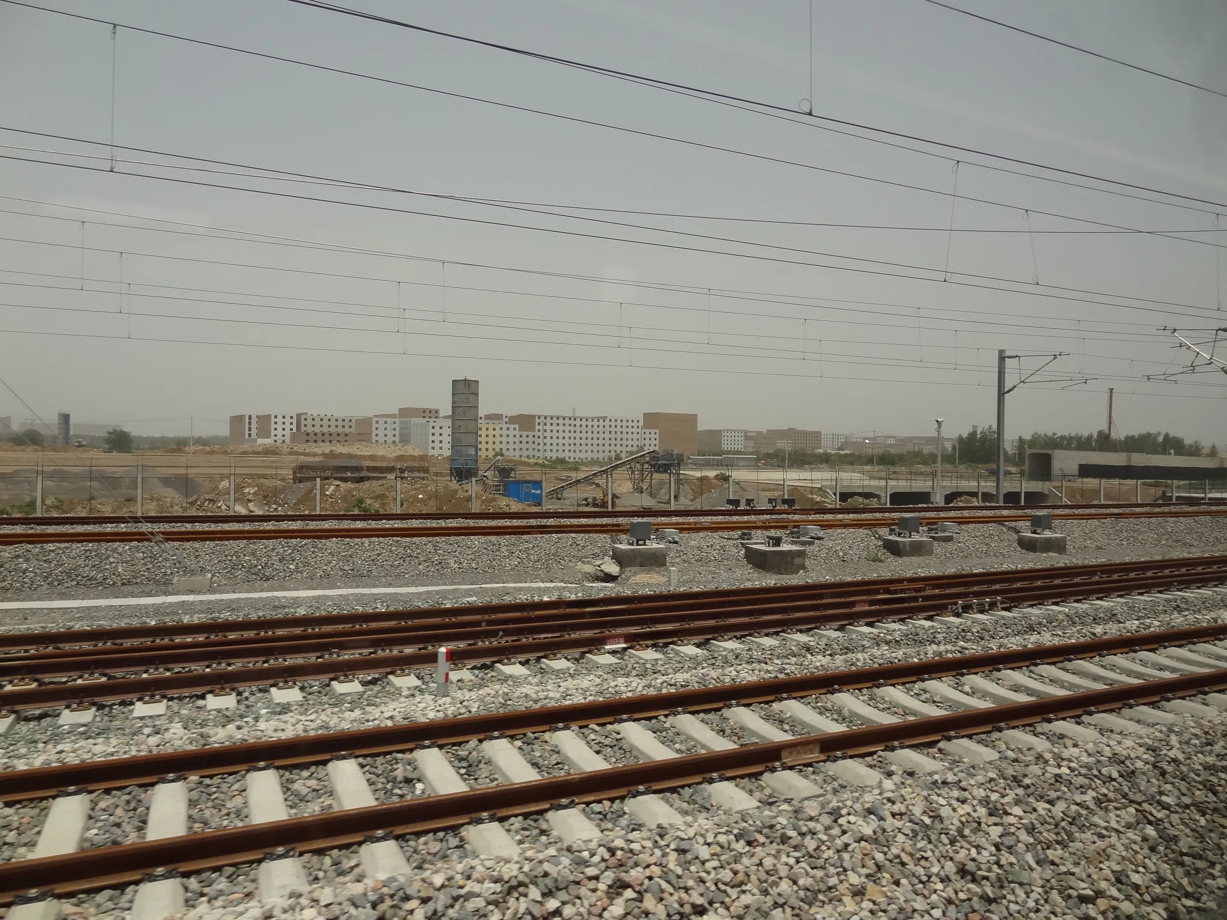 滑らかに進む車窓風景