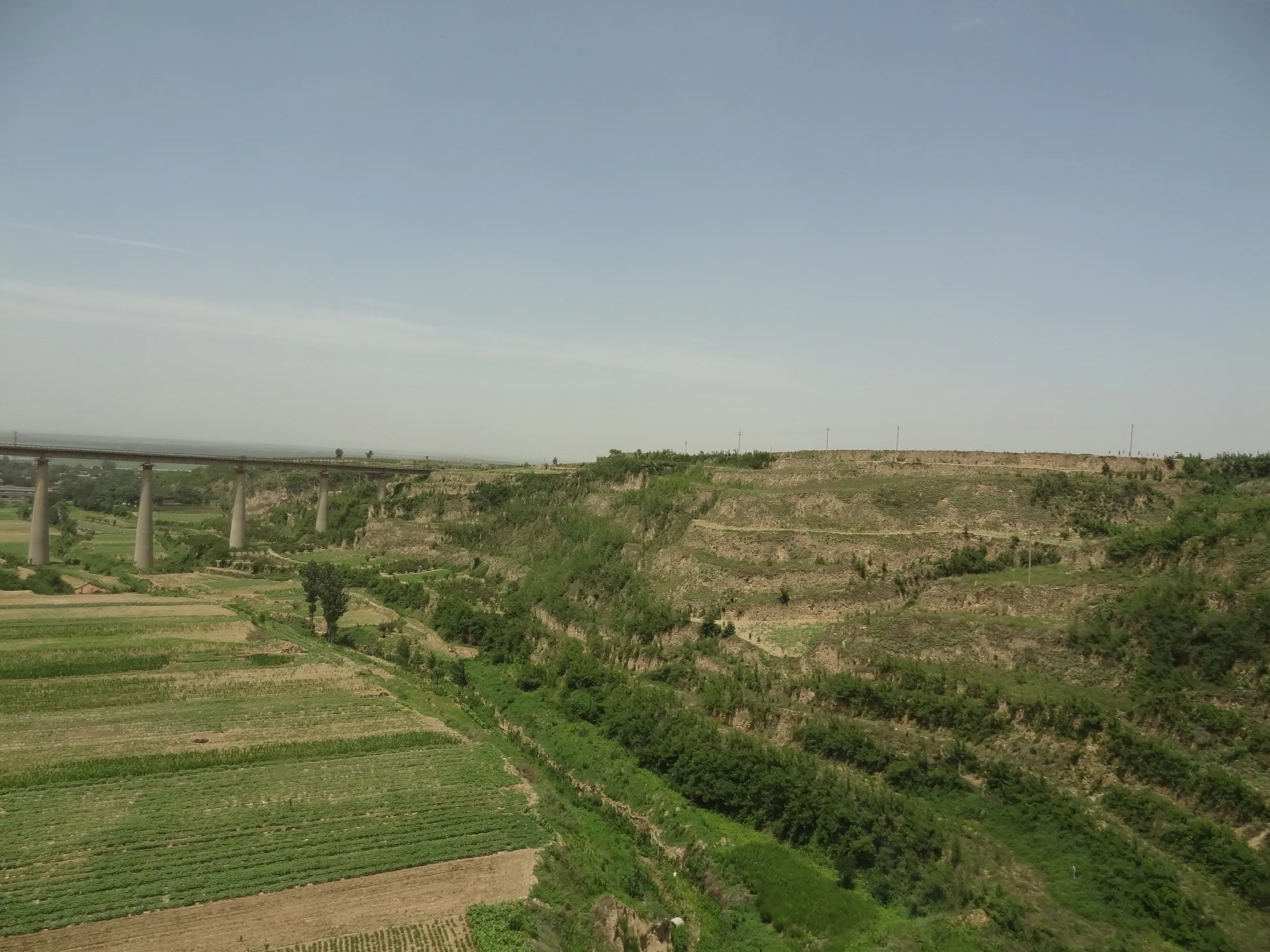 黄土がむき出しの丘