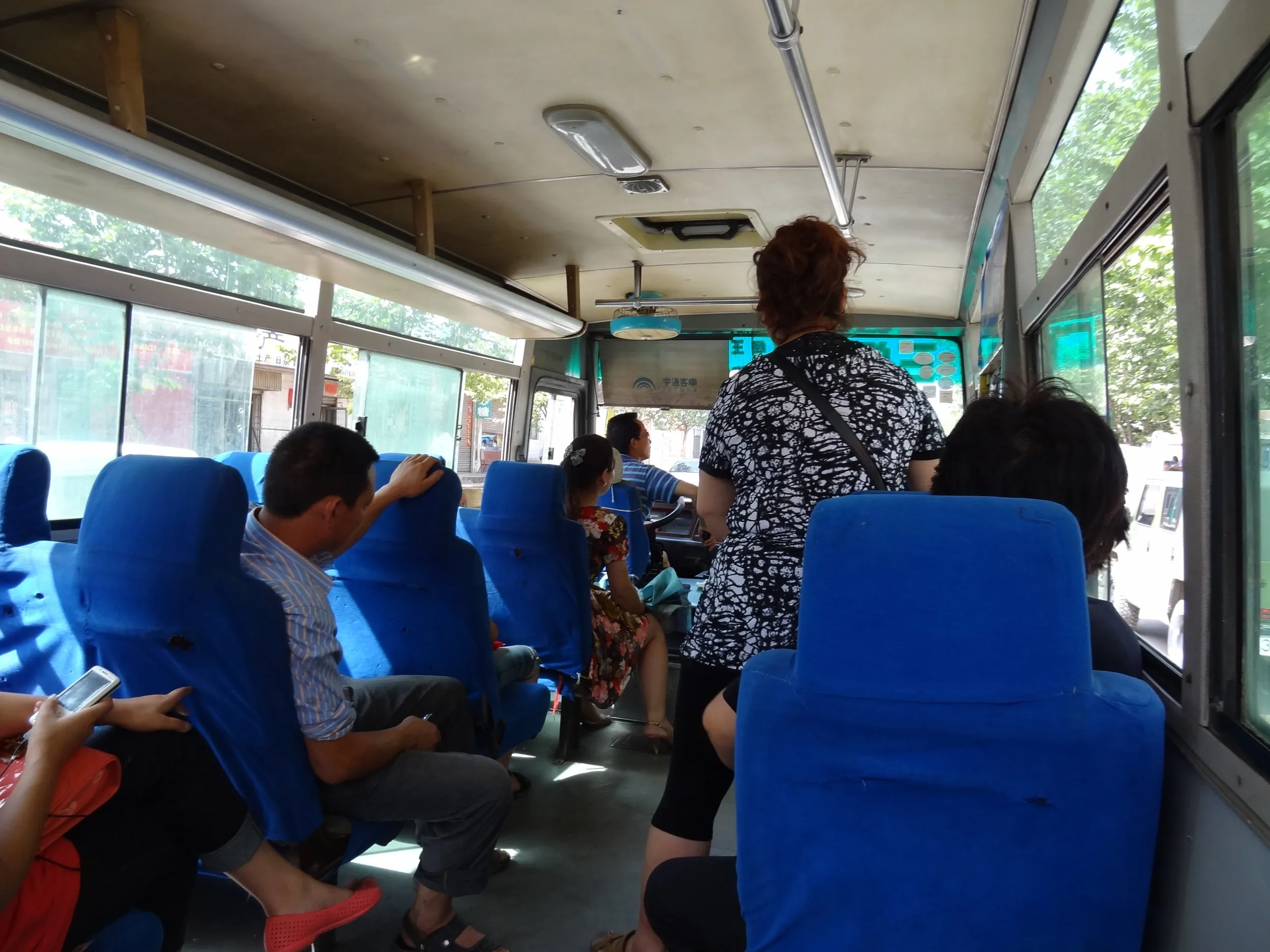 ダムへ向かうバス車内