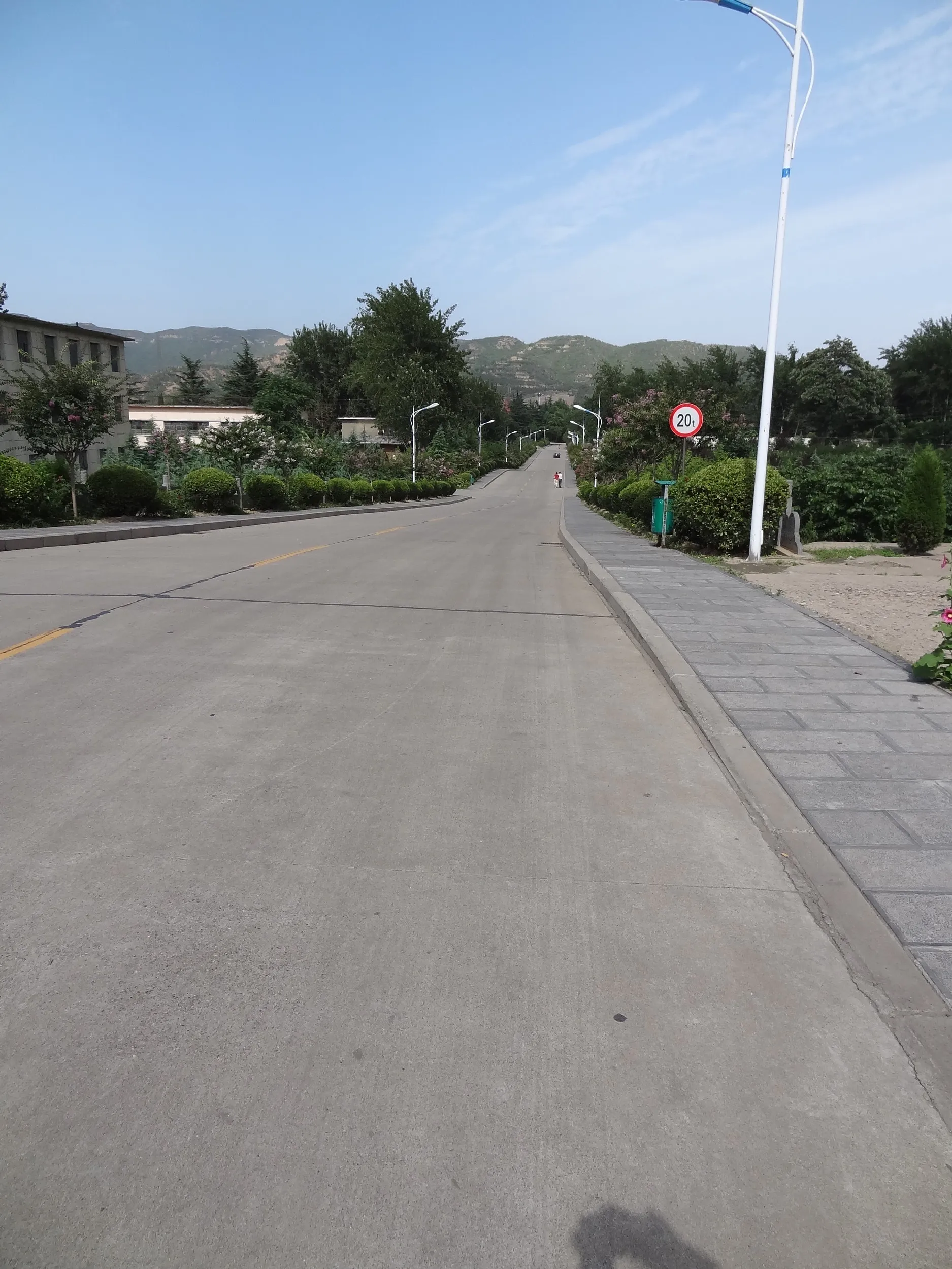 ダムへ続くゲートと道