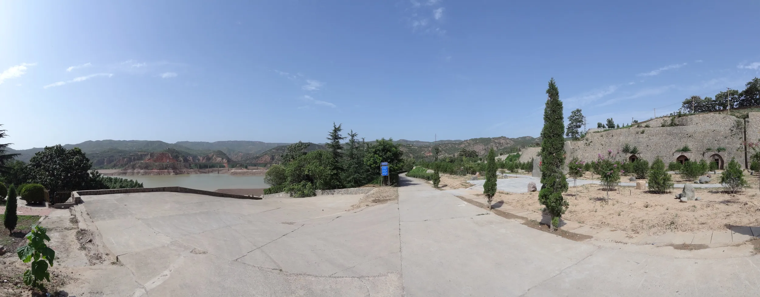 黄河と黄土大地のパノラマ写真