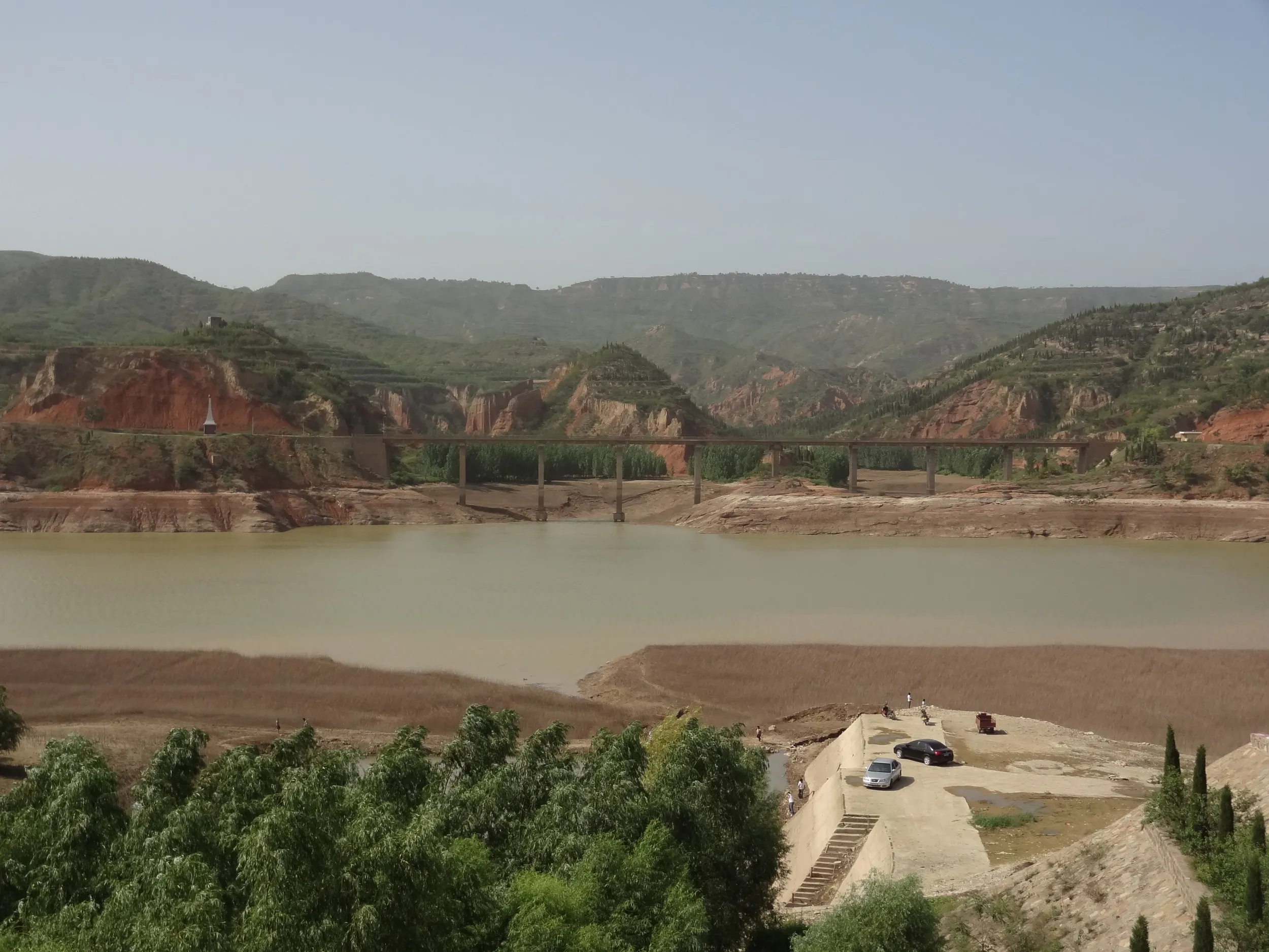 黄河と対岸の風景