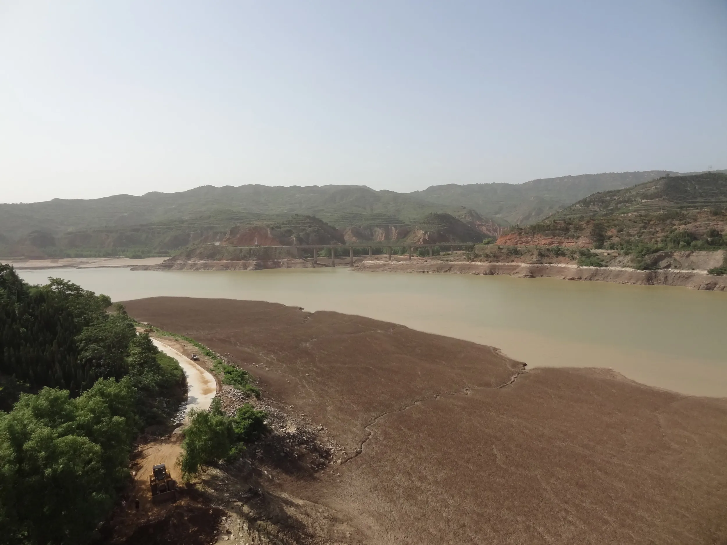ダムから眺める黄河の風景