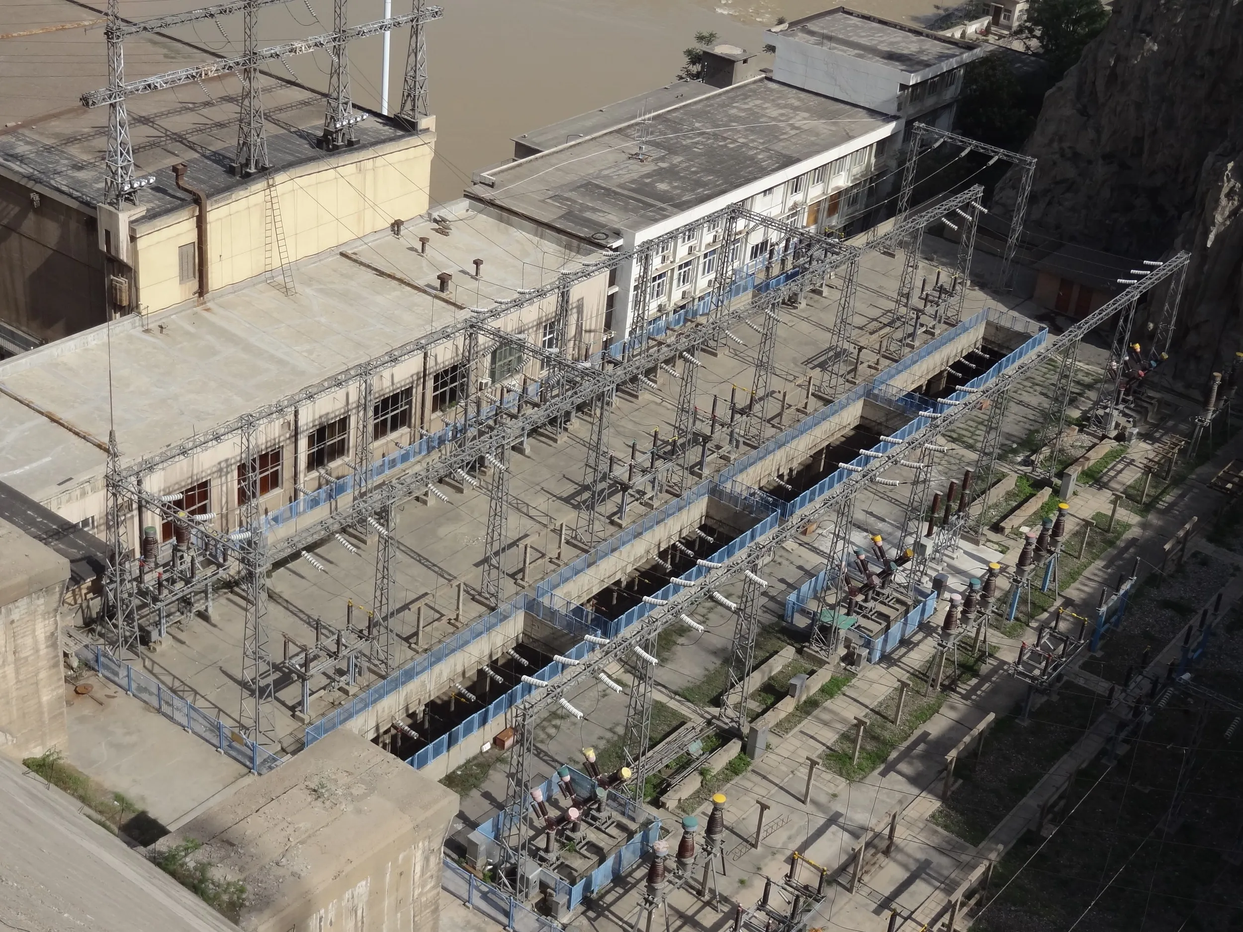 ダム下の変電施設