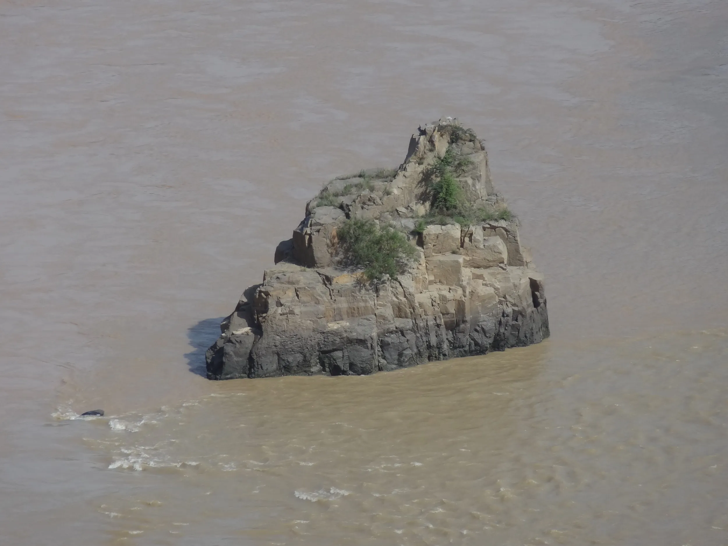 黄河から突き出た岩