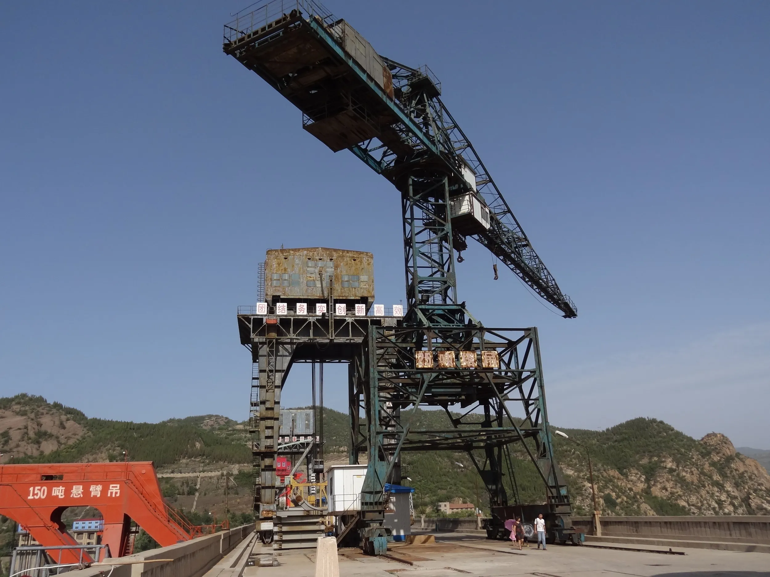 巨大なクレーン