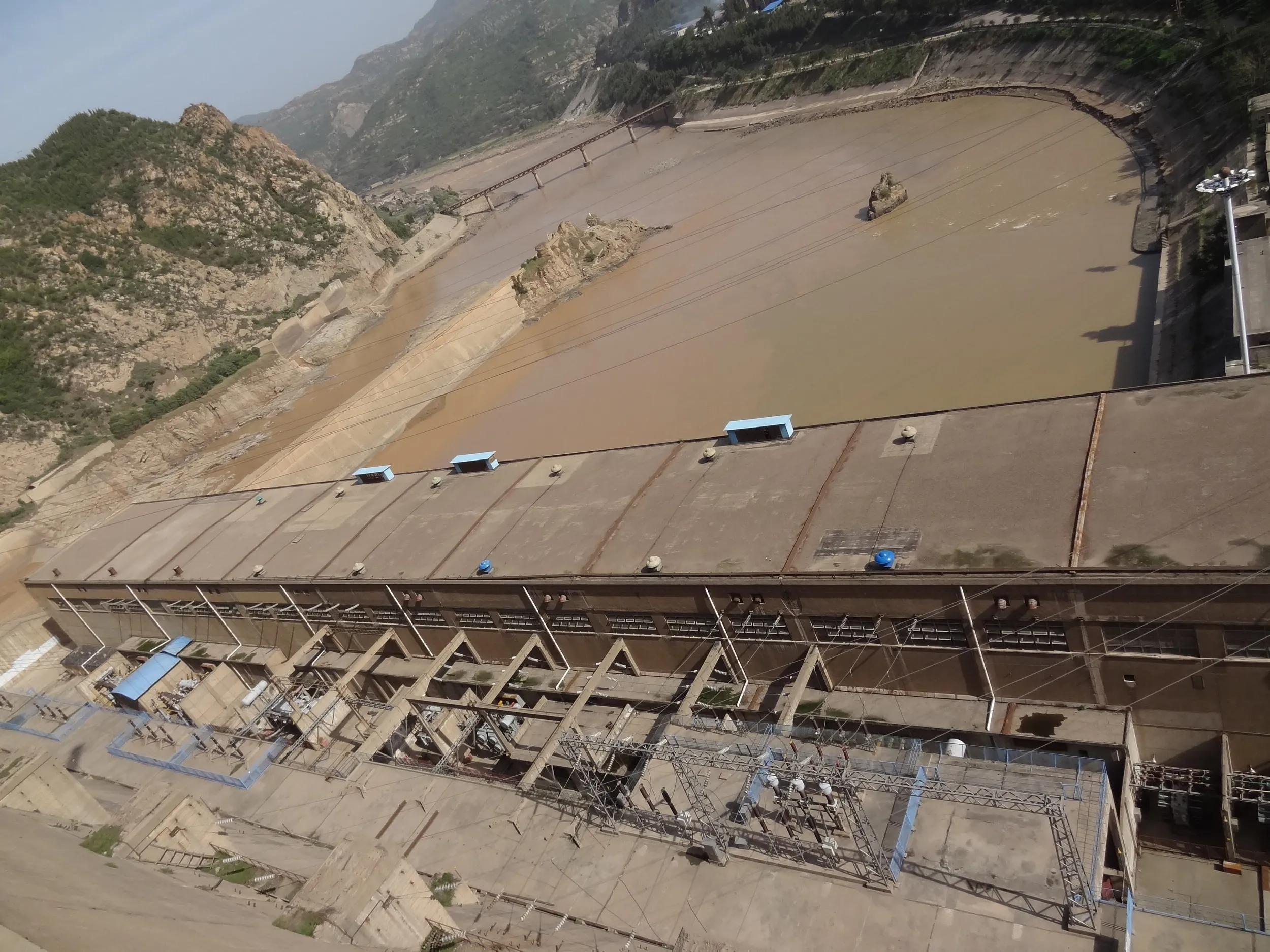 斜めになった変電施設と黄河