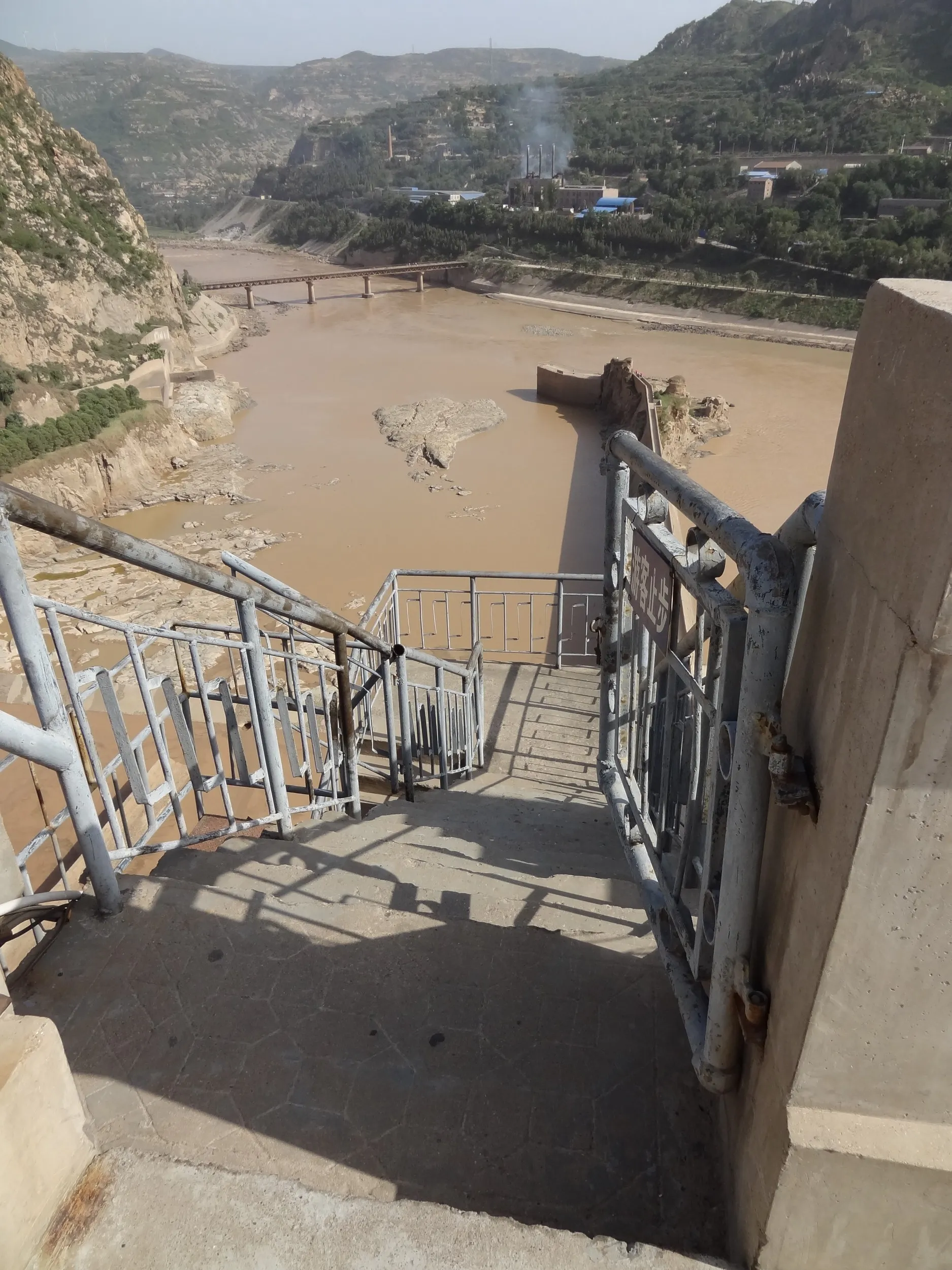 ダム下へ続く階段