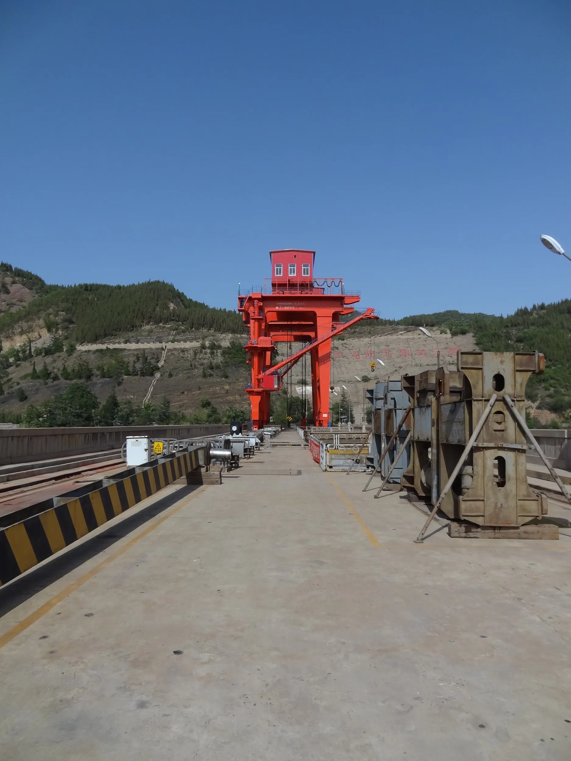 対岸のクレーンを撮影