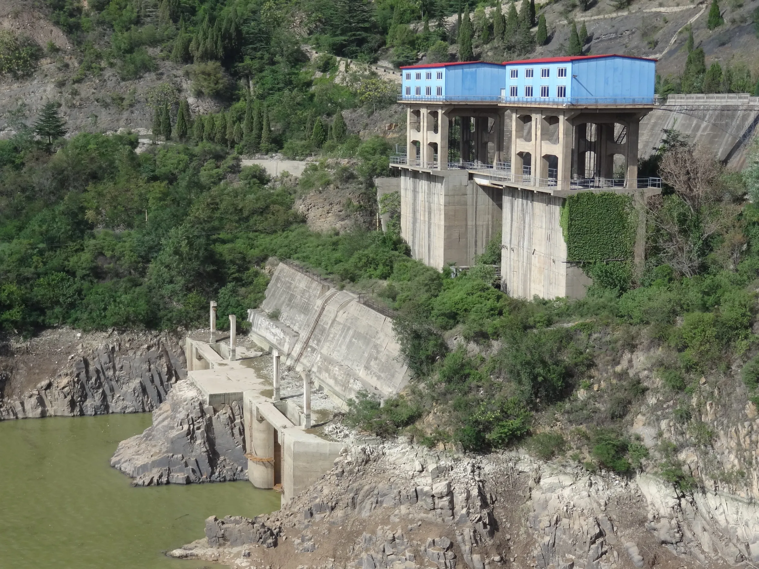護岸に建つ見張り台？