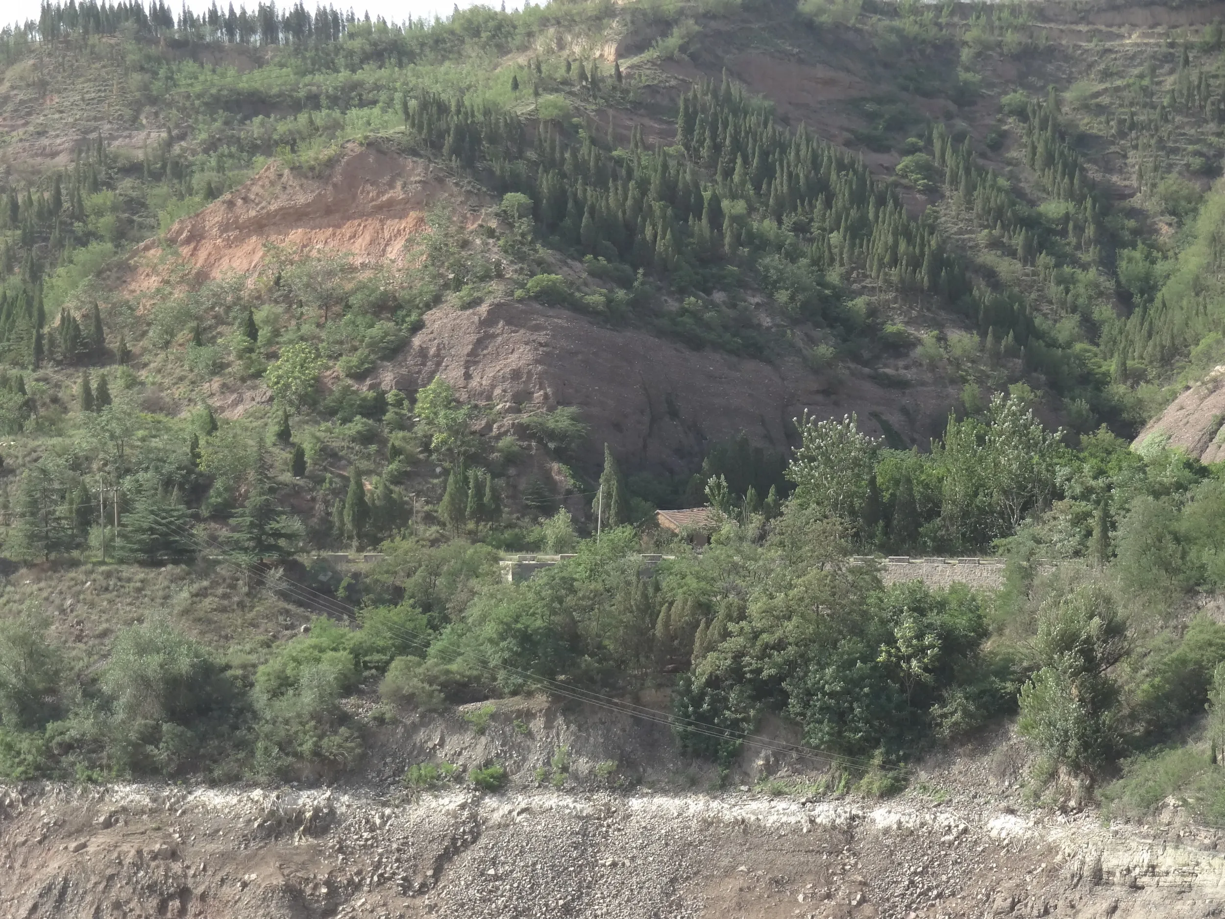 黄土がむき出しの山腹