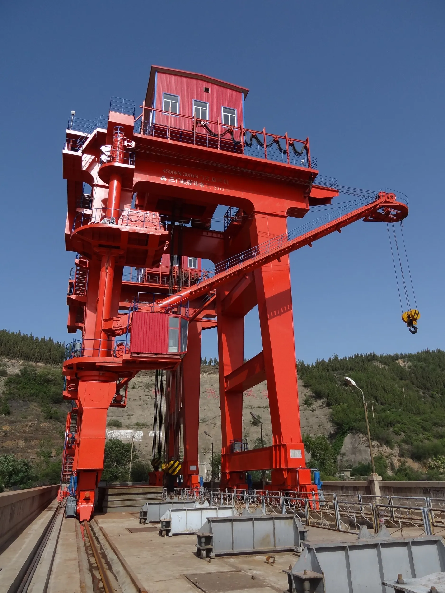 奥にある赤いクレーン