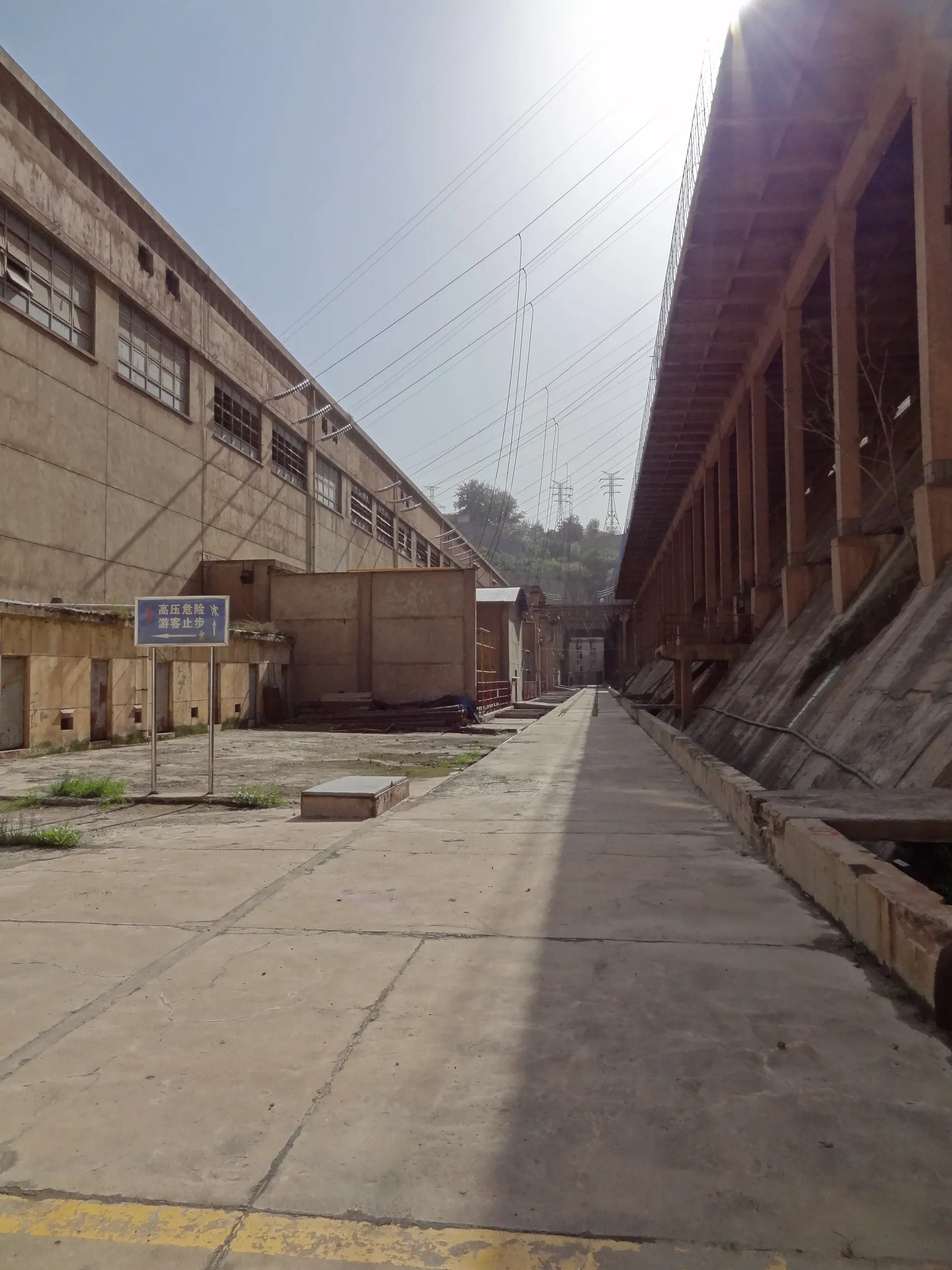 変電施設とダムの間