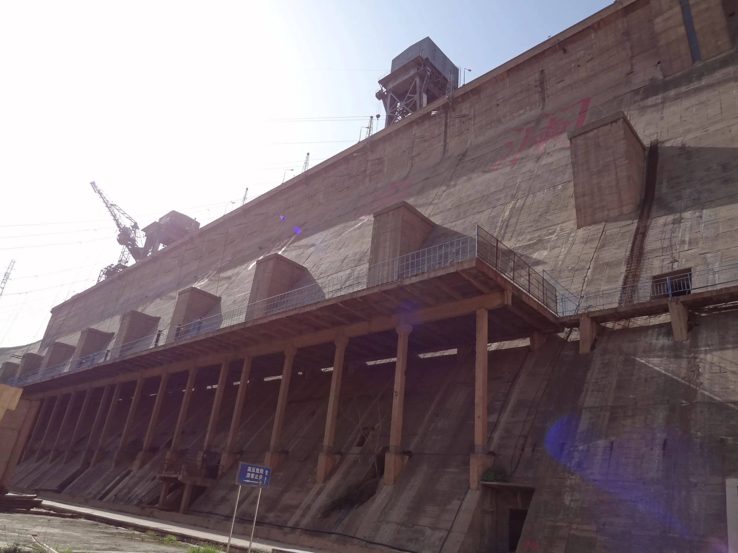 下から仰ぎ見るダム