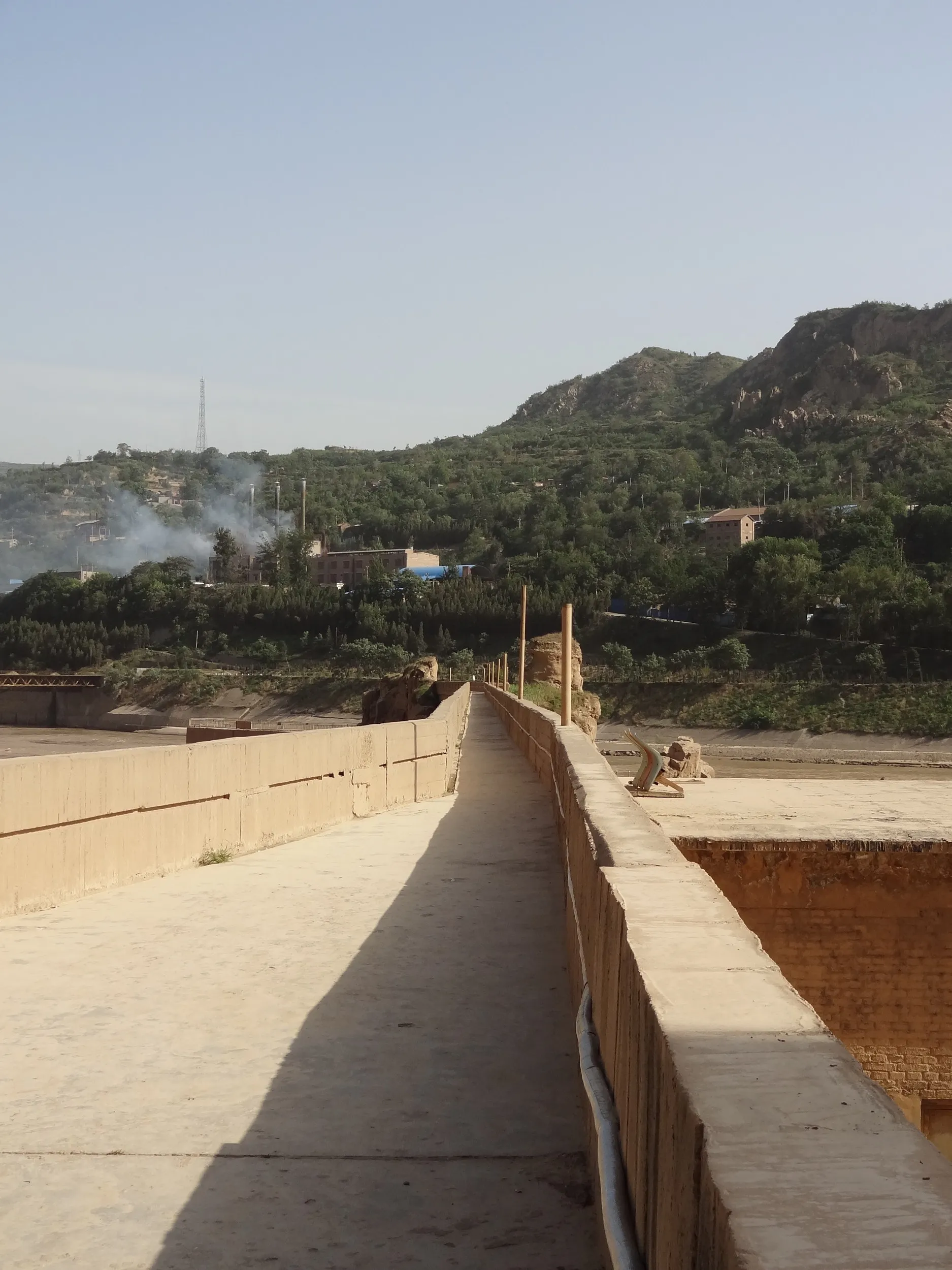 黄河の岸辺へ続く細い道