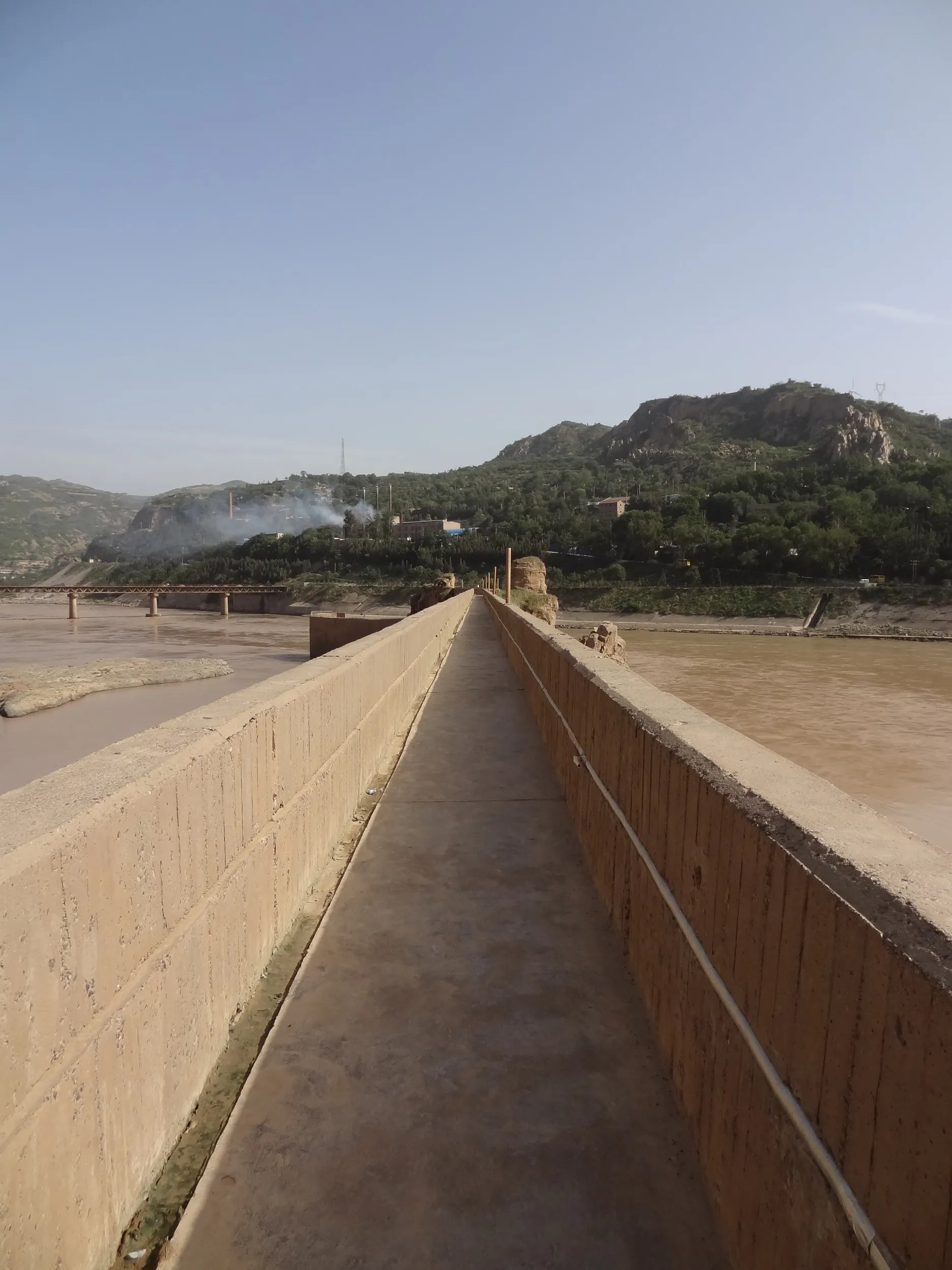 黄河へ伸びる長い道