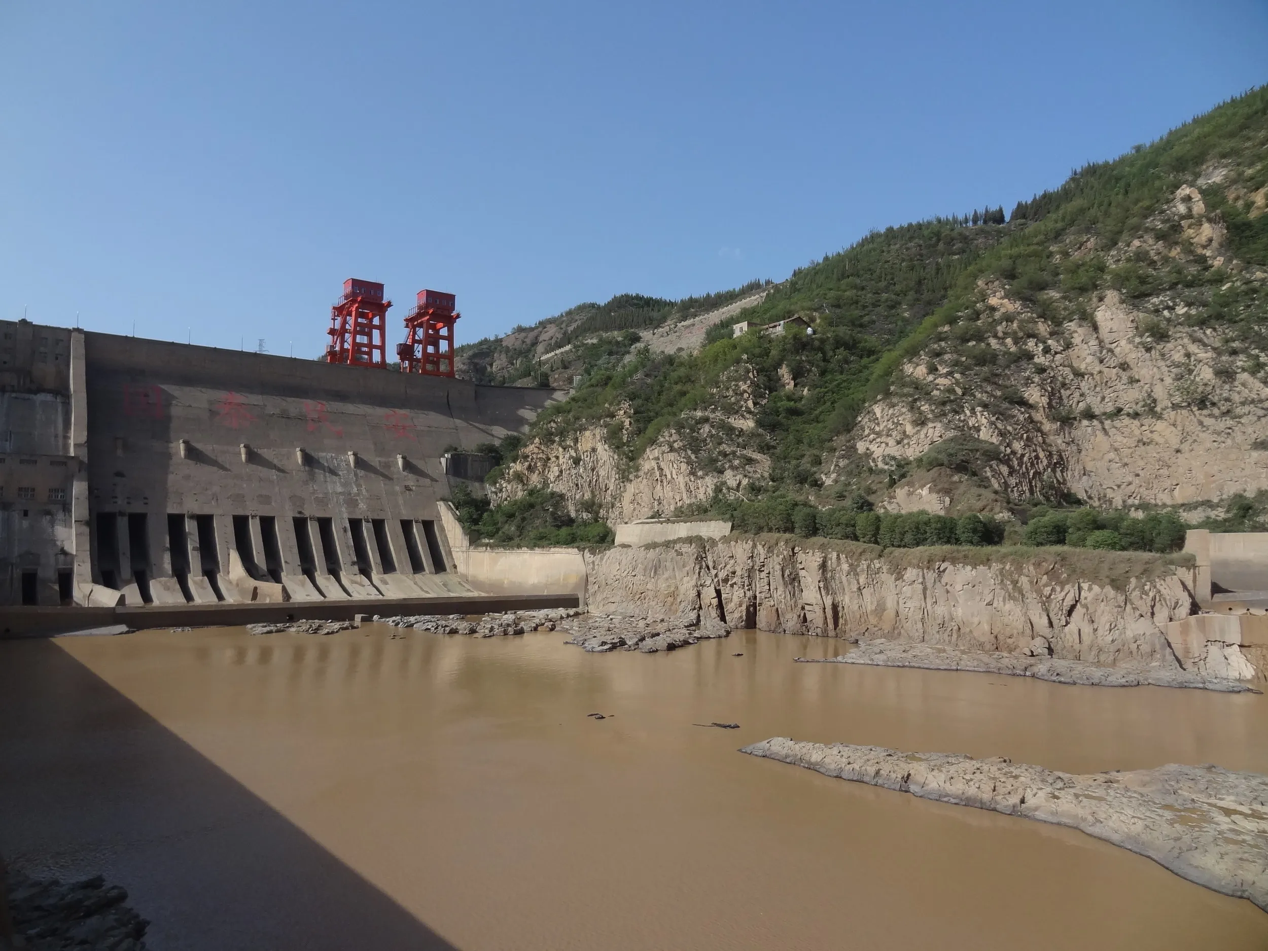 道の先端から見たダム