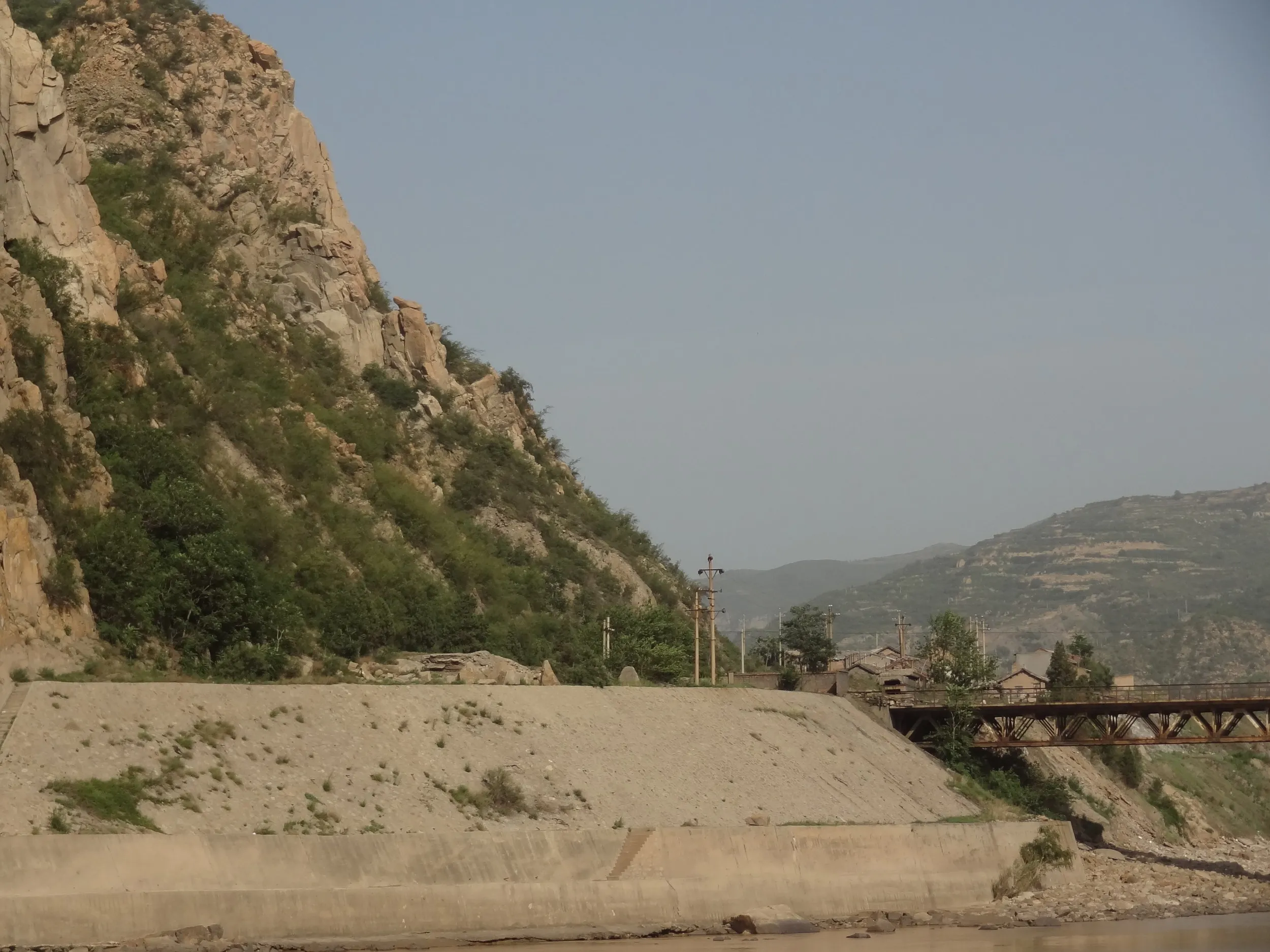 下から見た橋と道