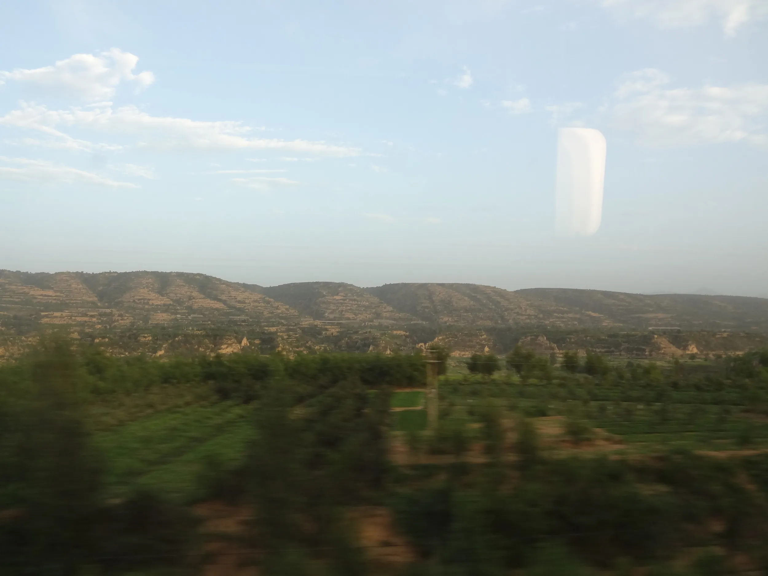 動車組からの黄土大地の風景