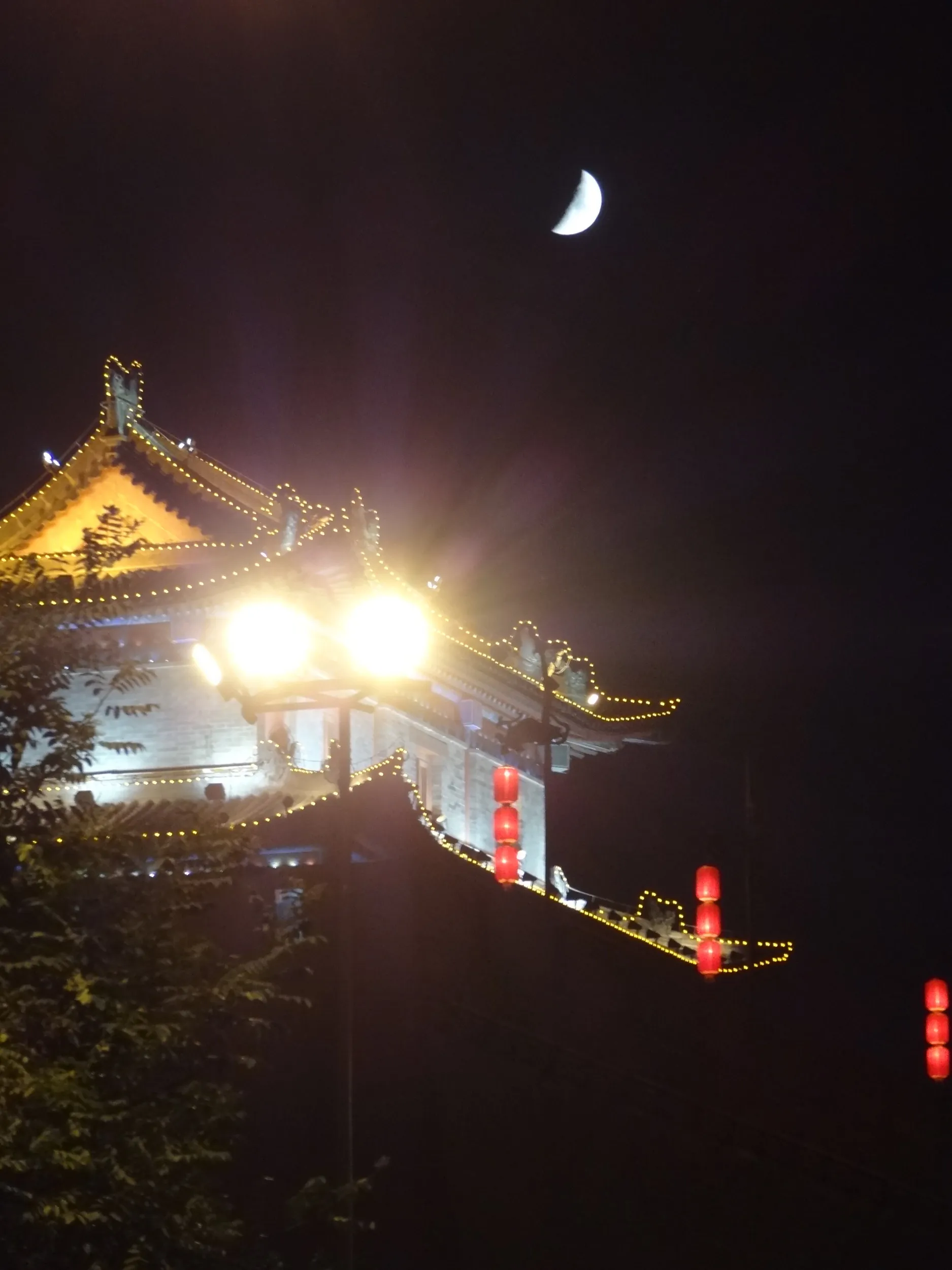 夜の城壁と建物