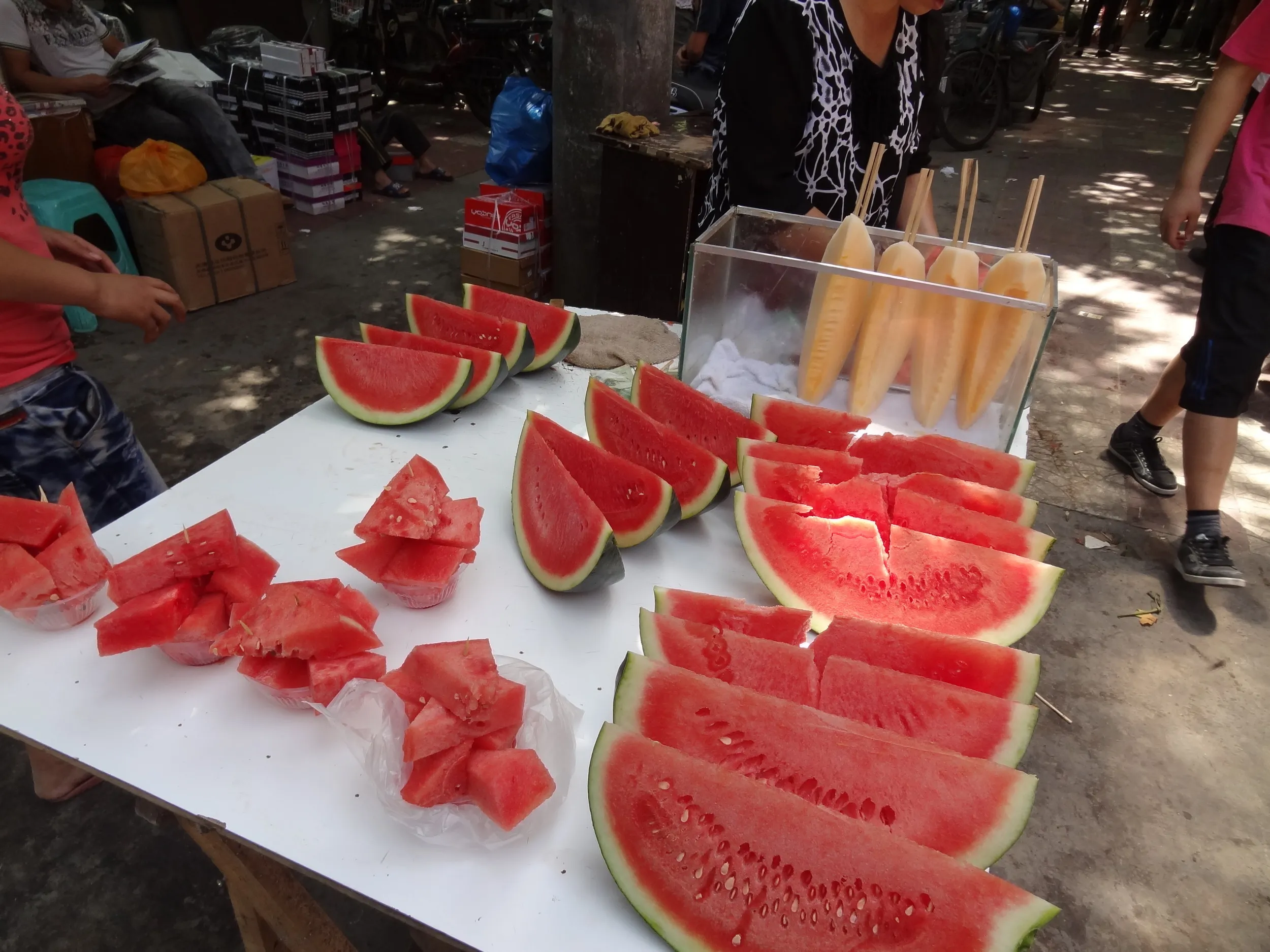 路上で売られていたスイカ