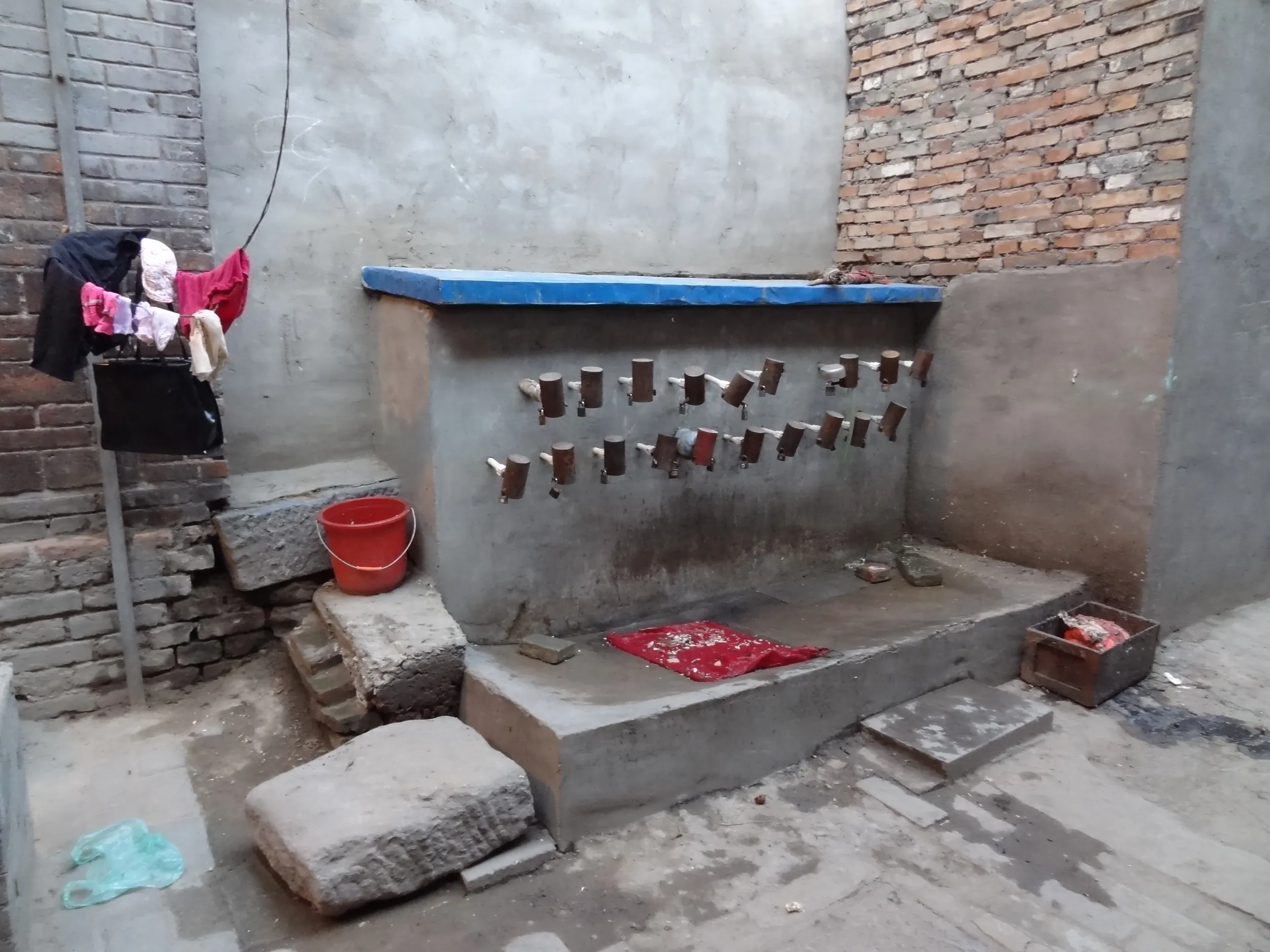 路地裏の共同水道