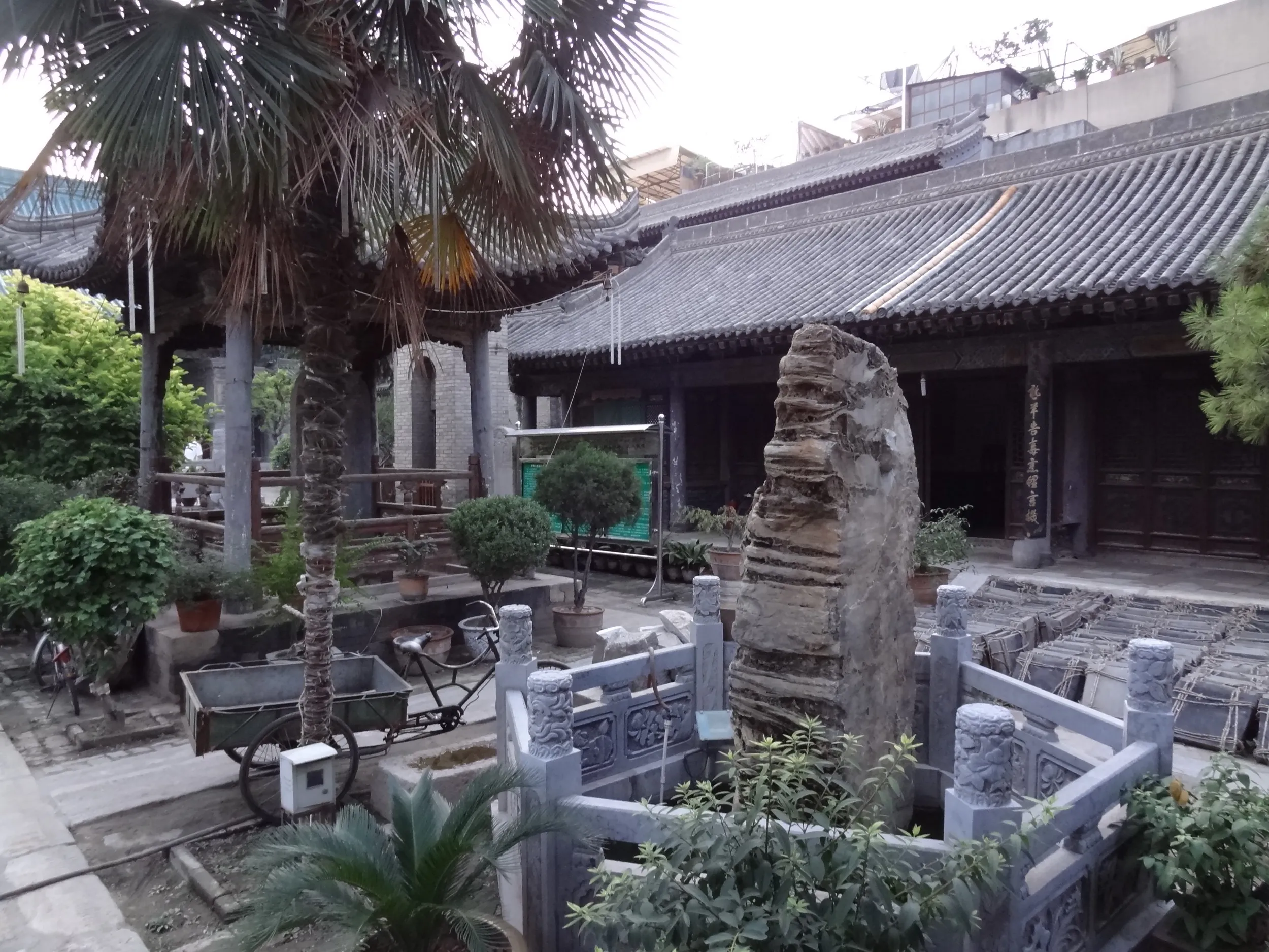 大学習巷清真寺の奥の中庭