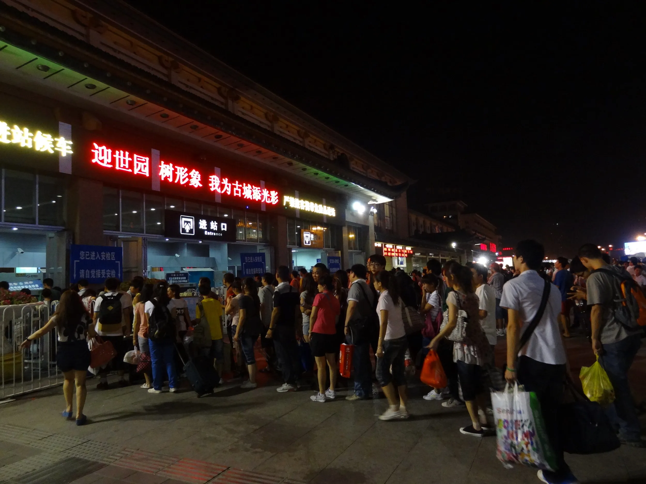 待合室へ入る列