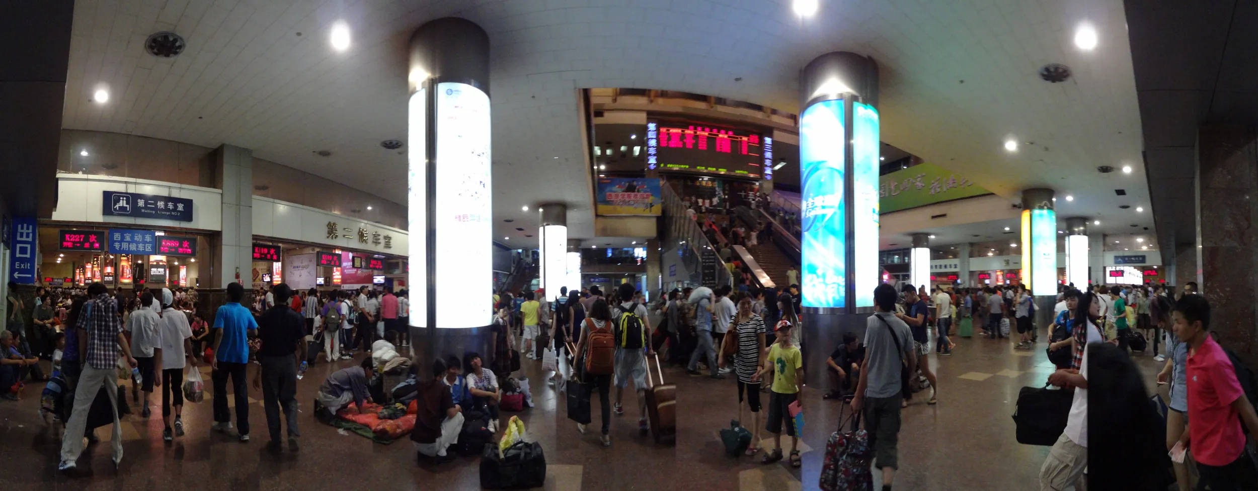 西安駅構内のパノラマ写真