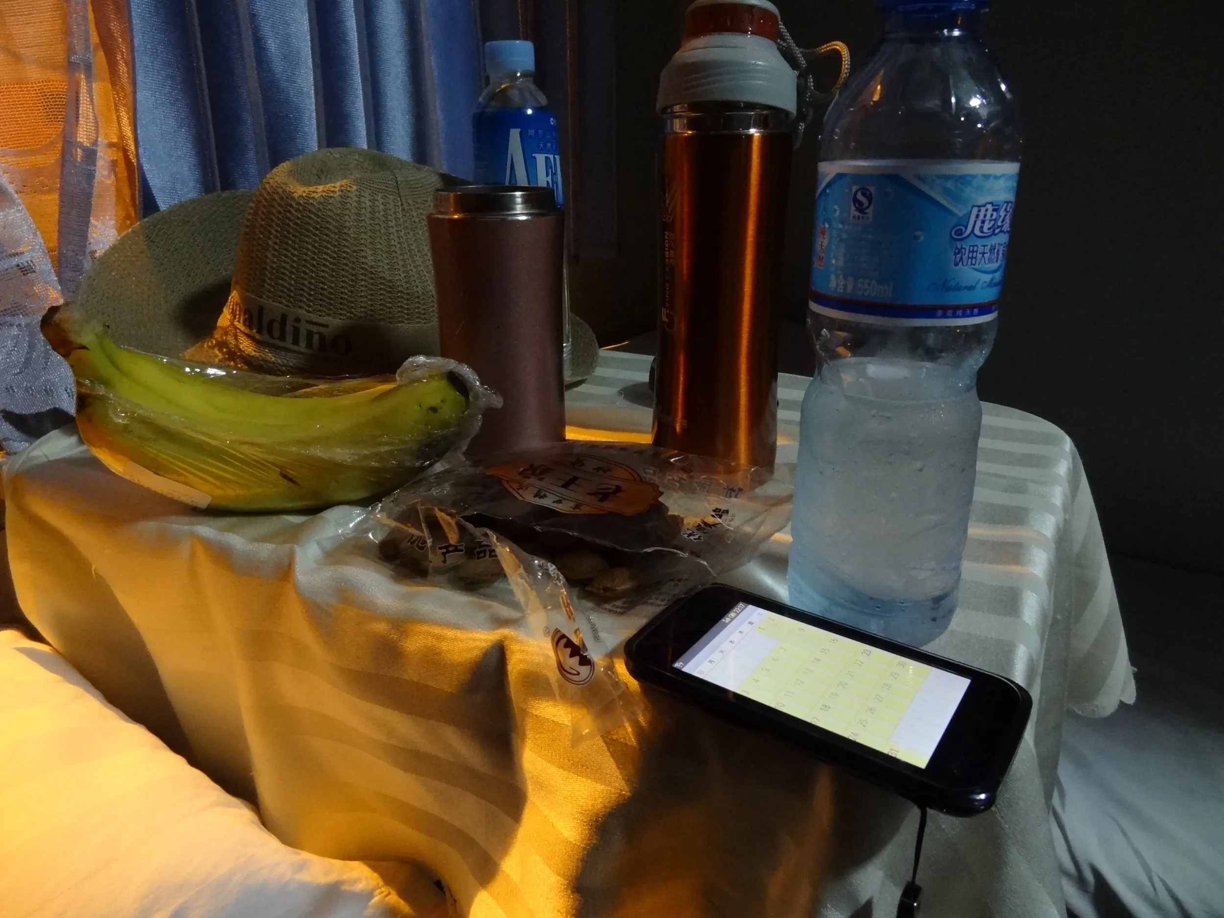 寝台車両のベッドとテーブル