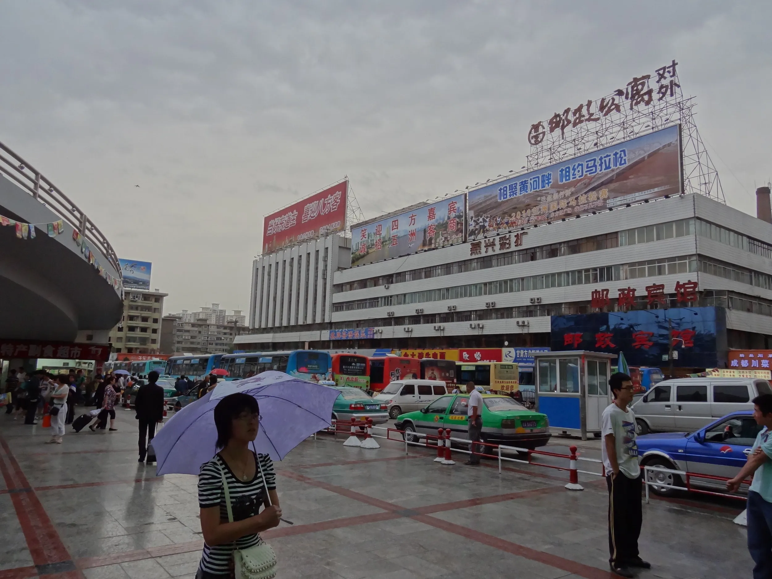 蘭州駅前の広場