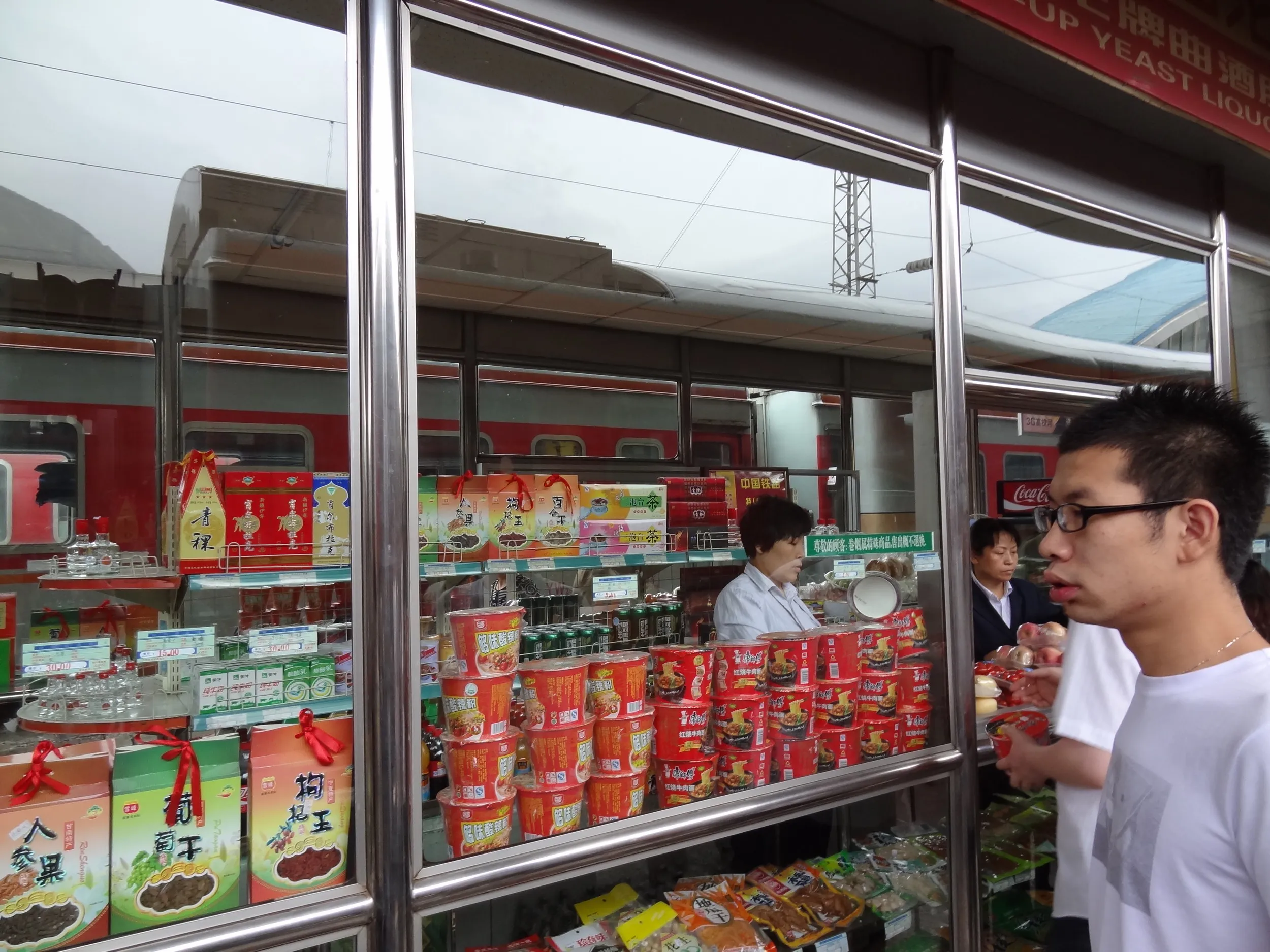 蘭州駅のホームと売店