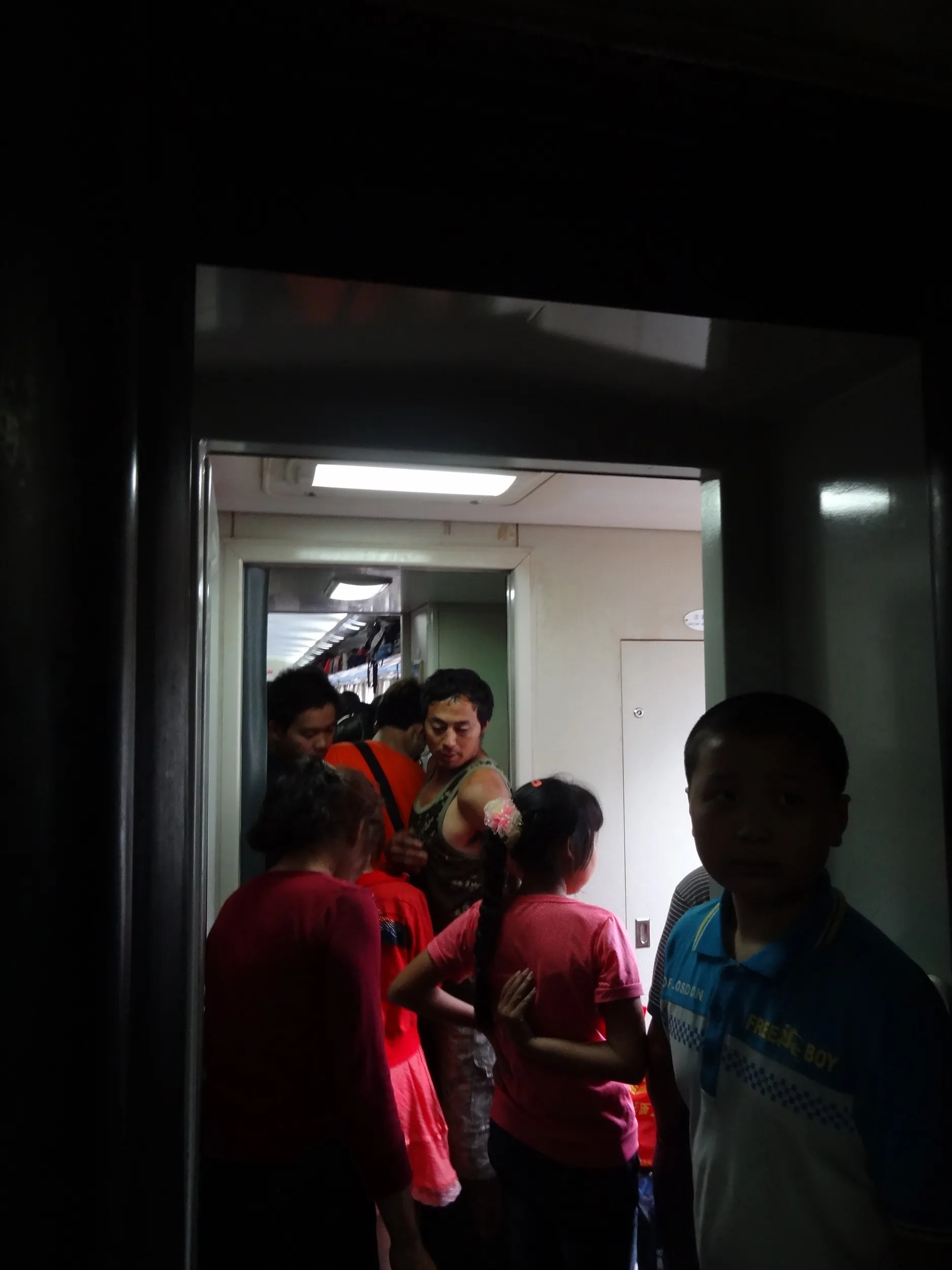 西寧西駅へ行く列車の車内