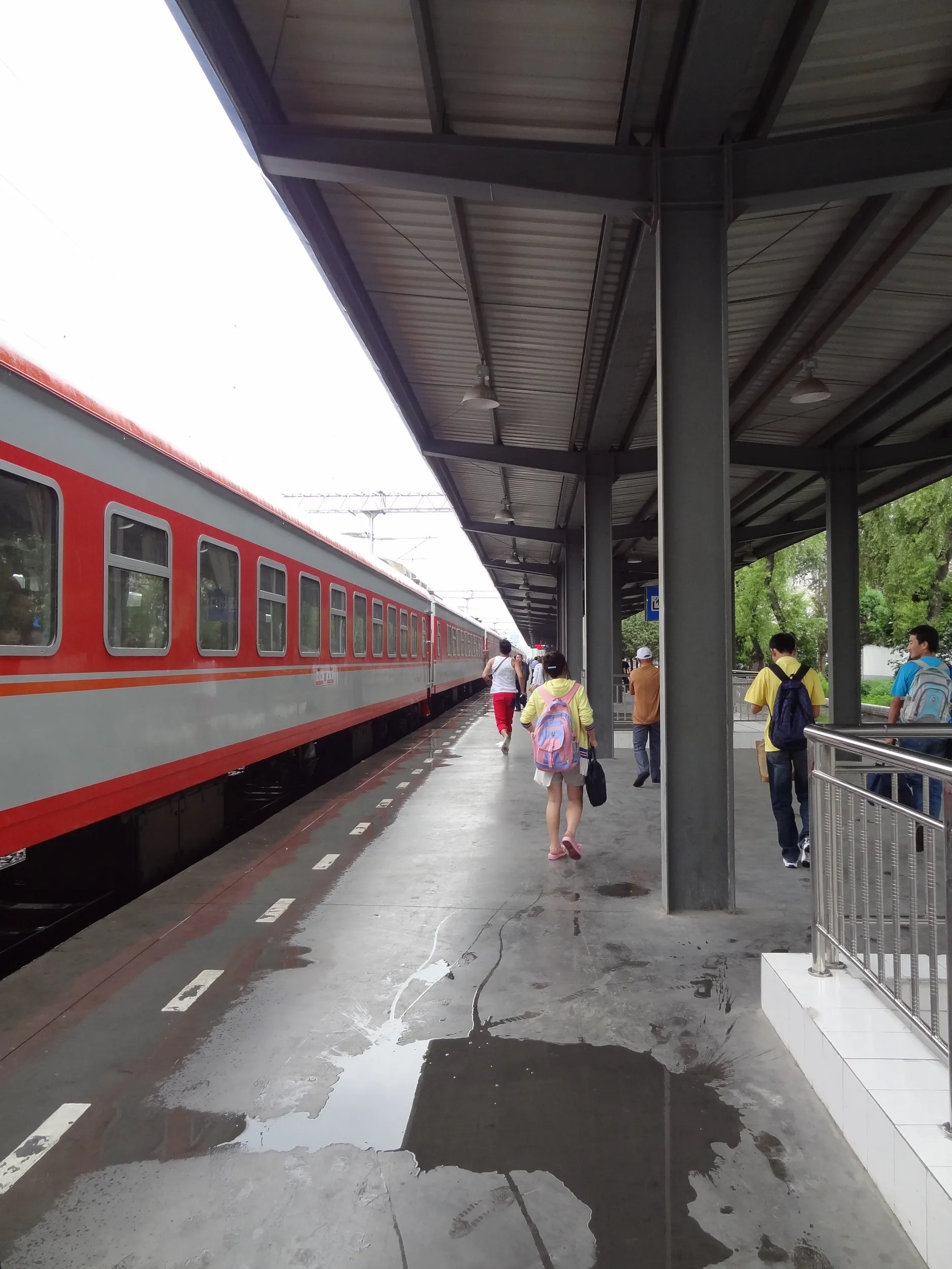 どこかの駅のホーム