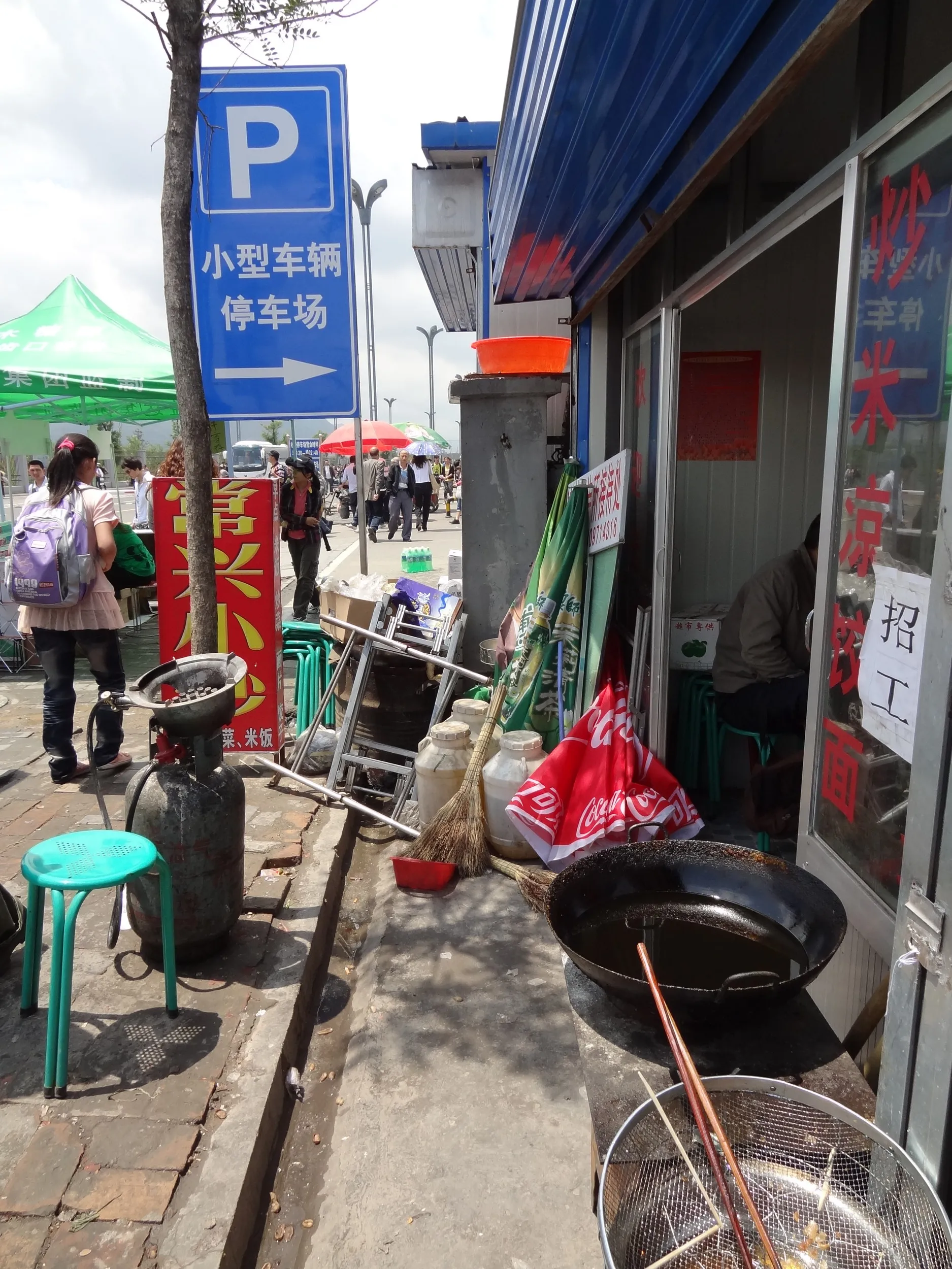 西寧西駅の傍にある食堂