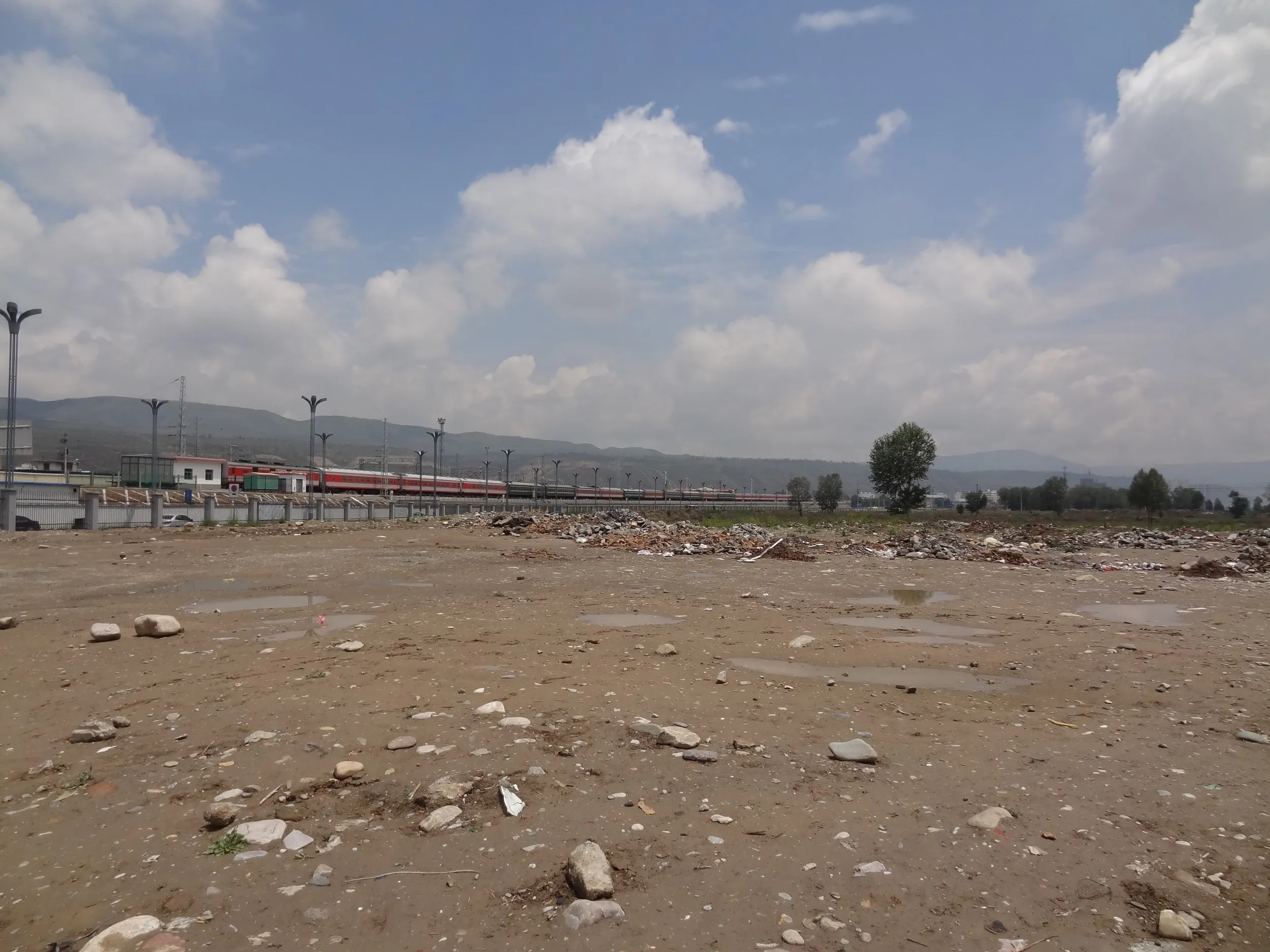 西寧西駅の付近の荒涼とした風景