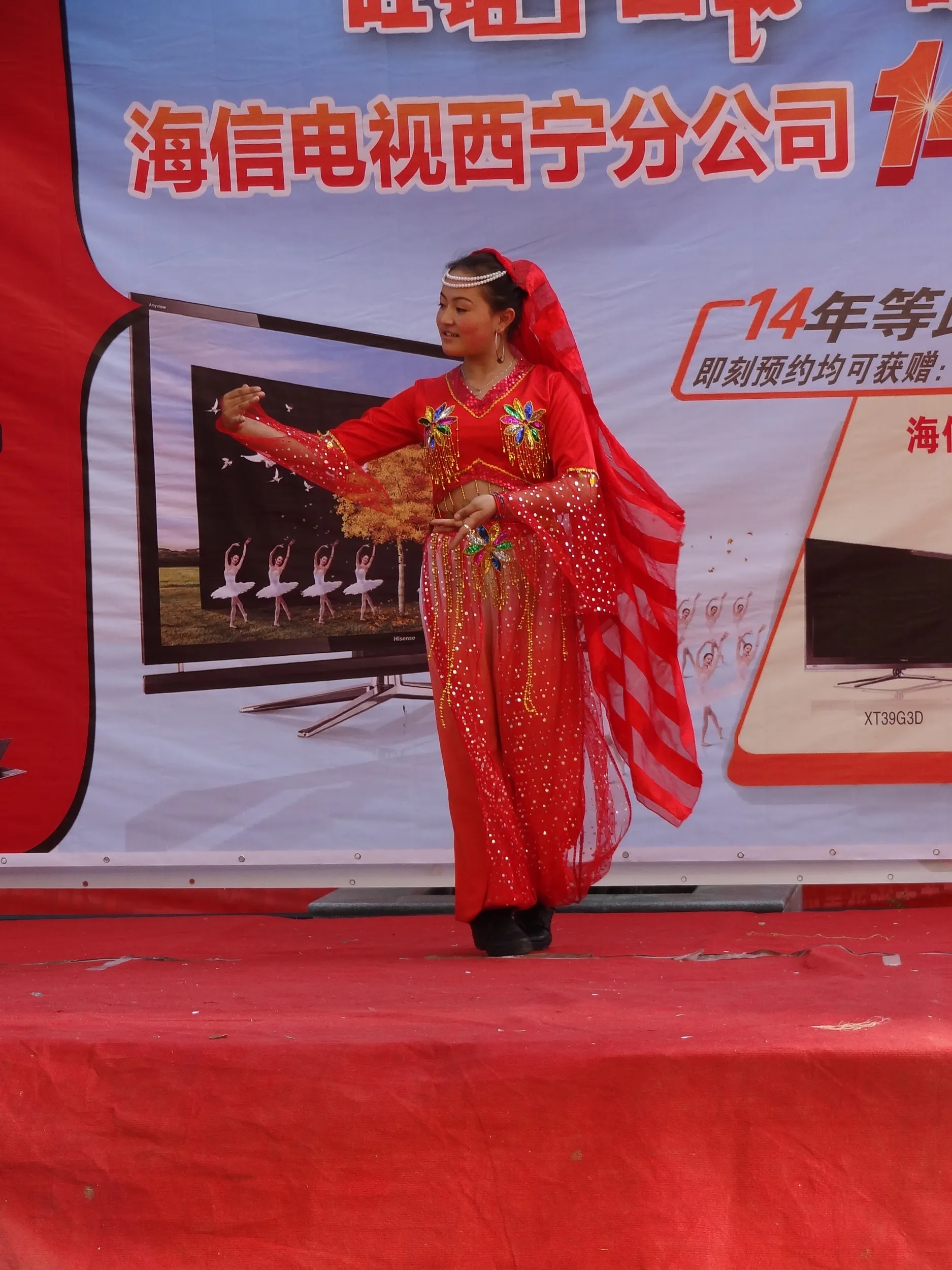 民謡を歌うチベット族の女性