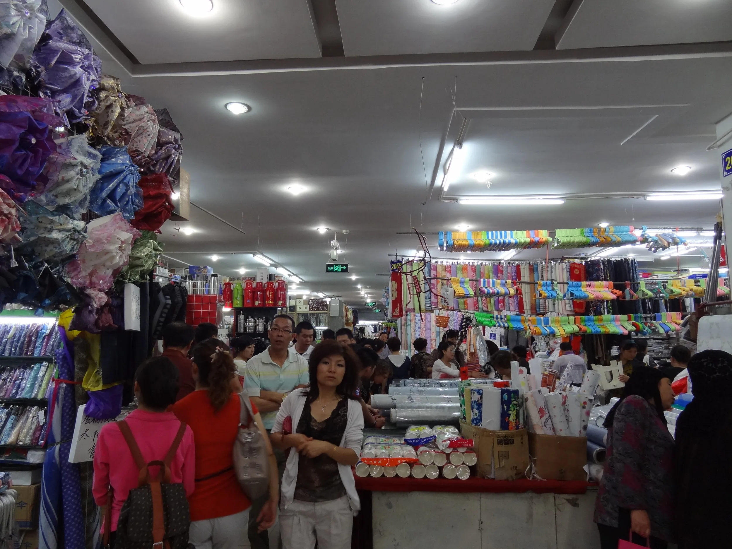 日用品が並ぶデパート内