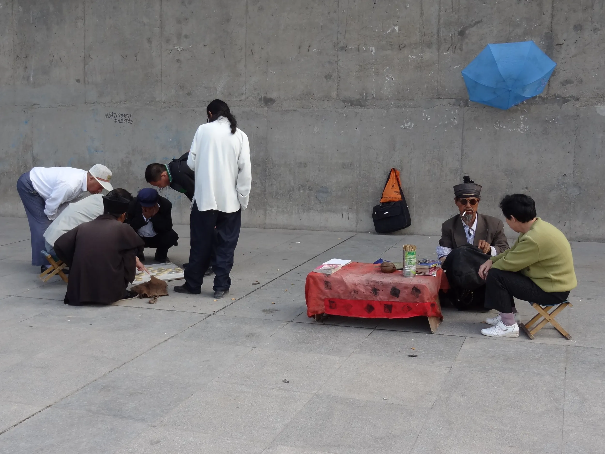 将棋をする地元の人達