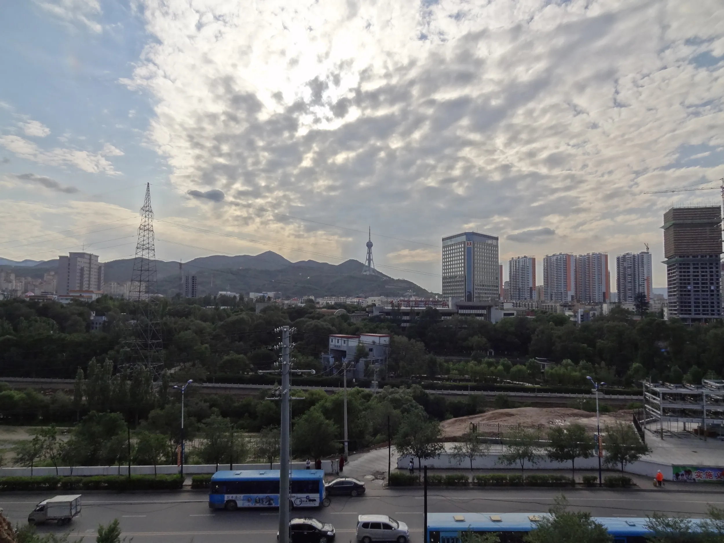 南山公園から見た西寧の西側の風景