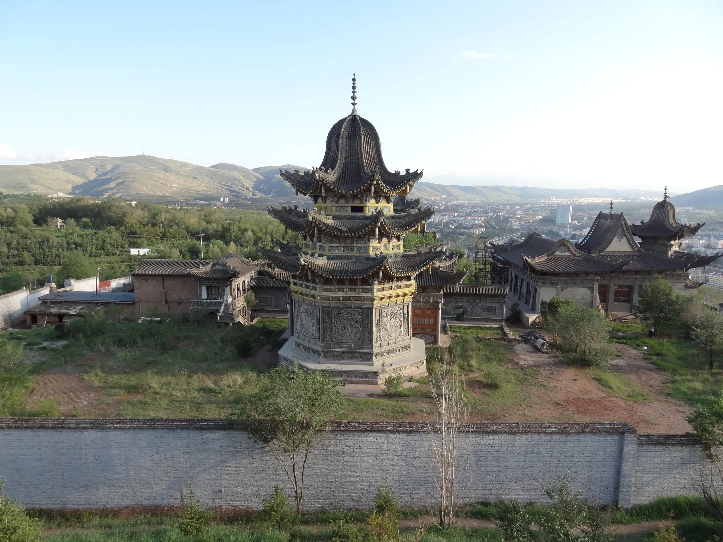 朽ちたお寺と塔