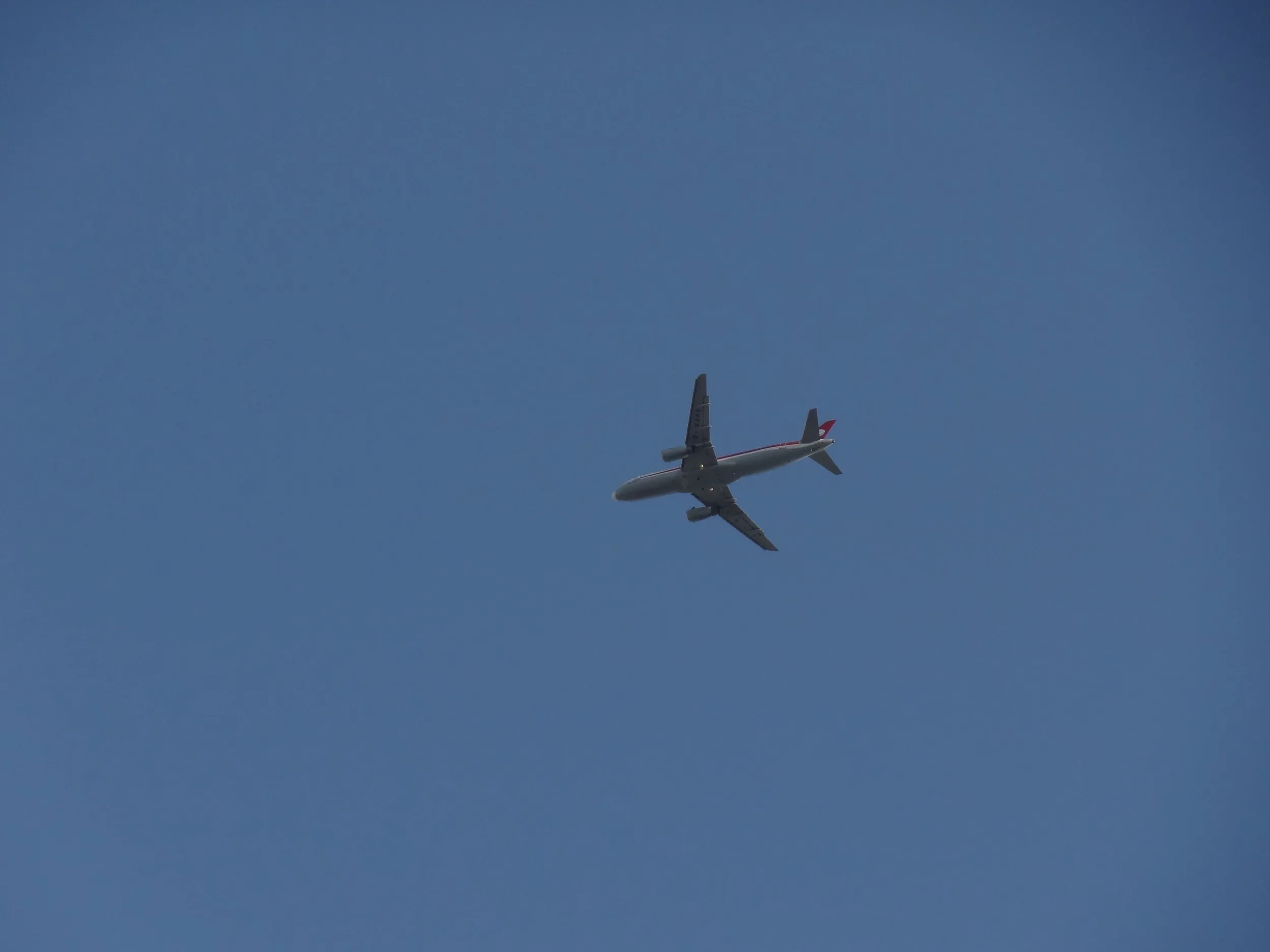 上空を飛ぶ飛行機