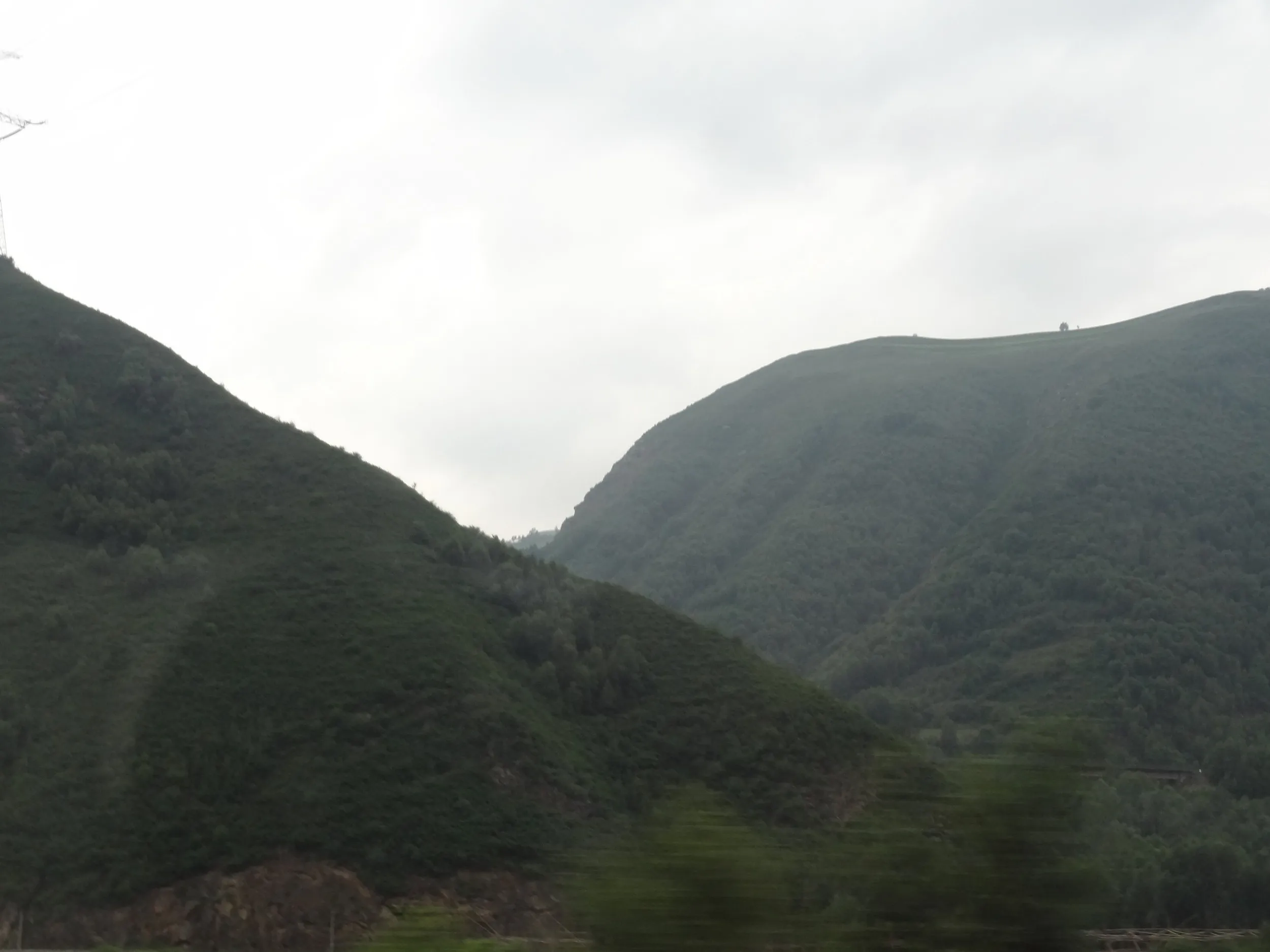 山岳地帯と畑の車窓風景