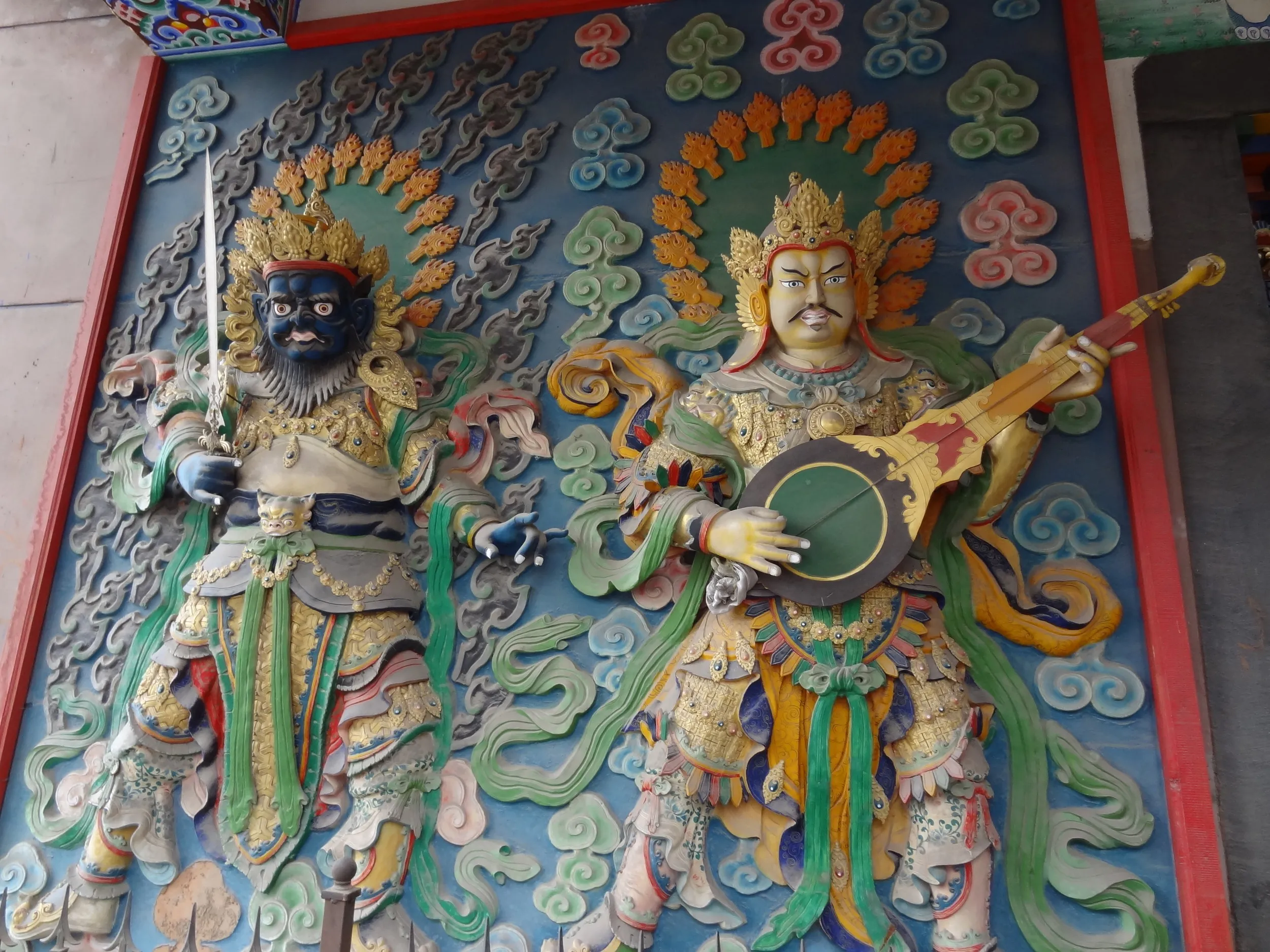 厳つい顔の仏のレリーフ