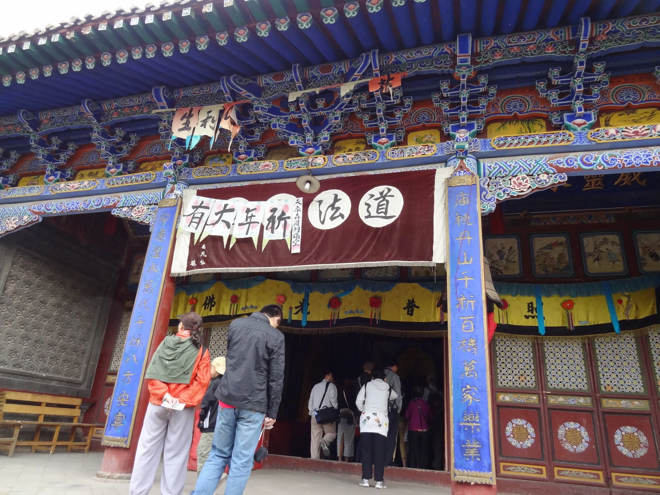 大通りの別の建物