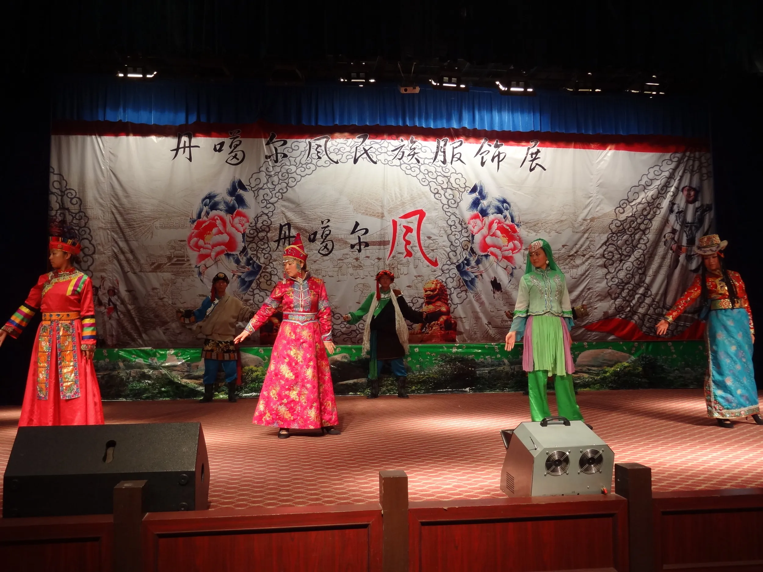 ポーズを決める女性たち