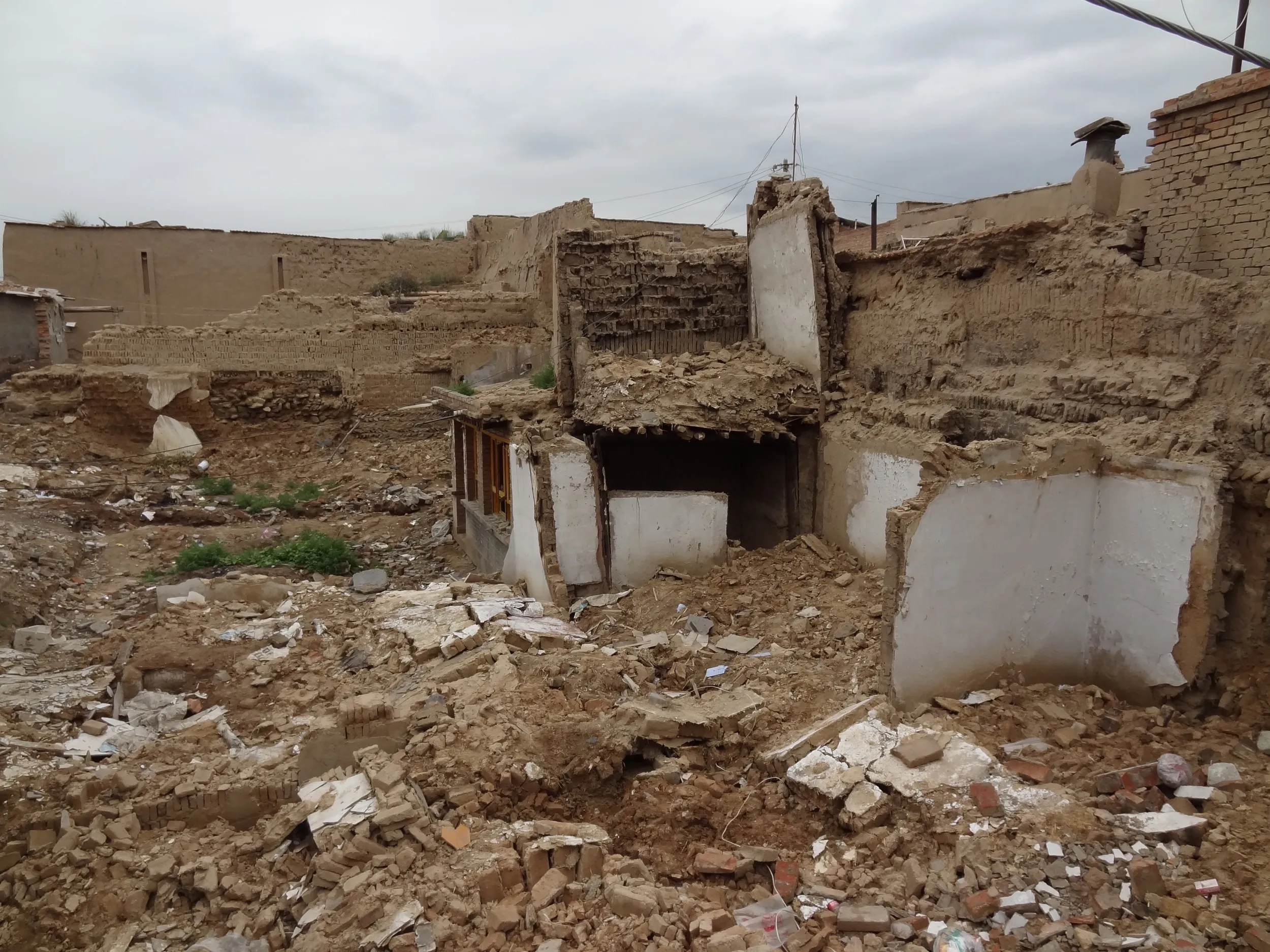 取り壊されている古い民家