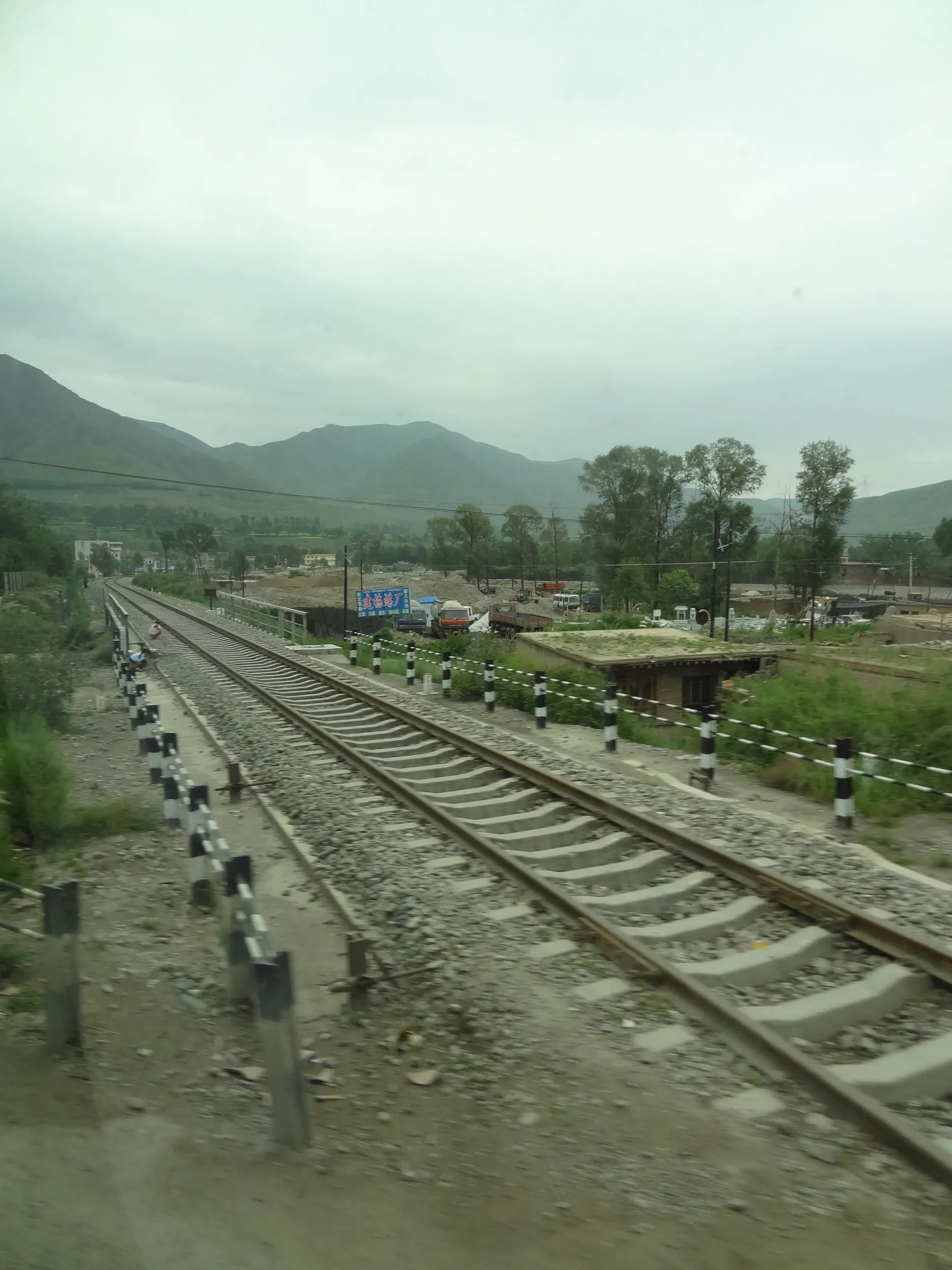 ローカル路線の鉄道と川