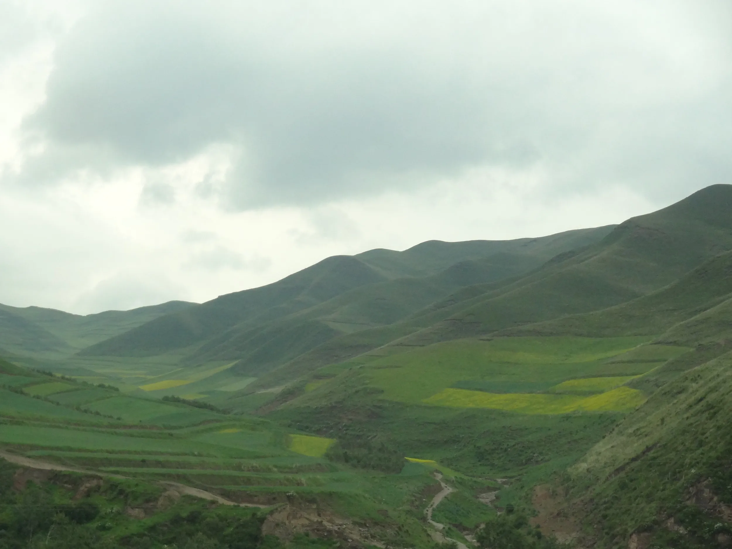 谷間の車窓風景