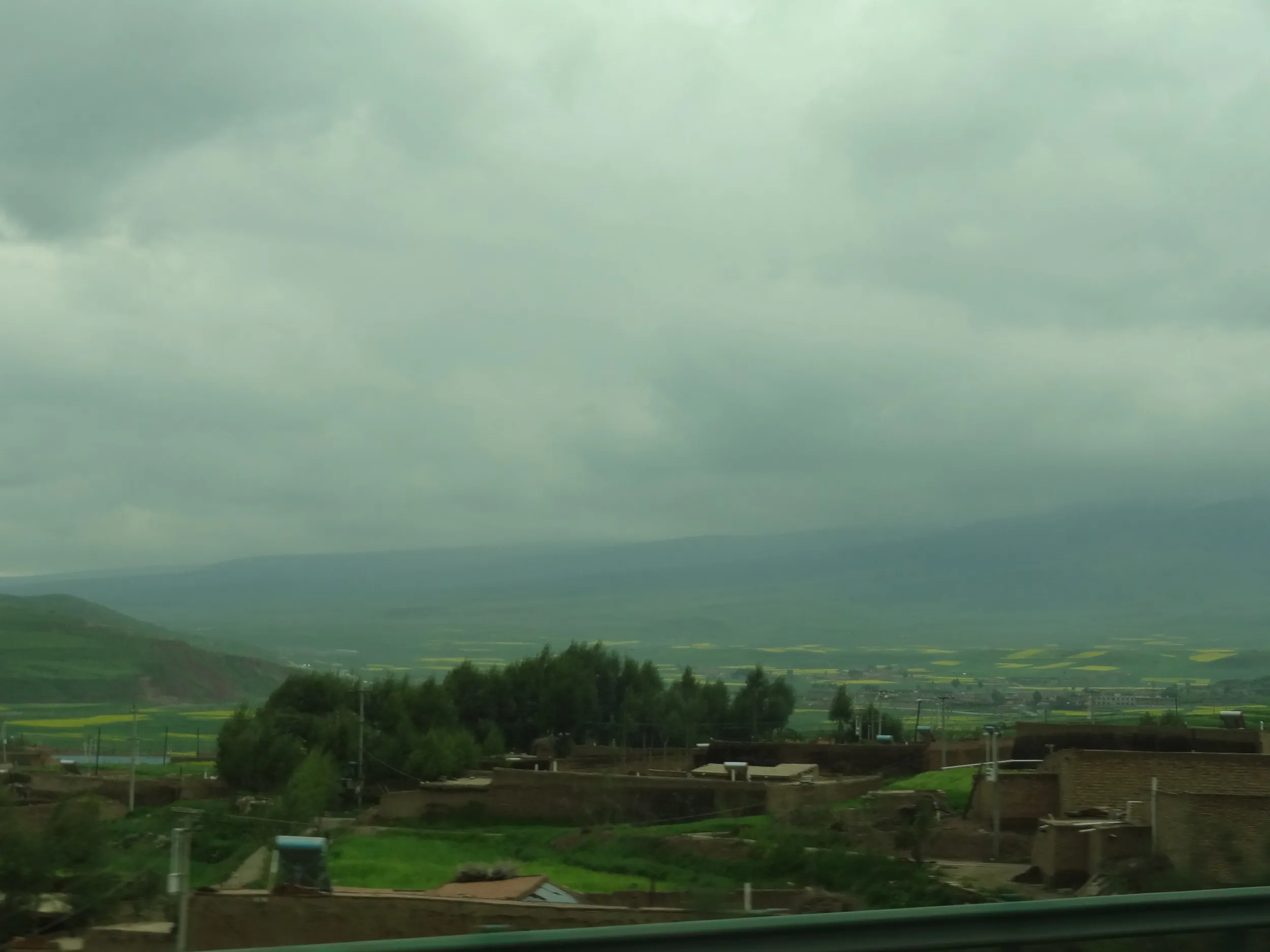 青蔵高原の車窓風景